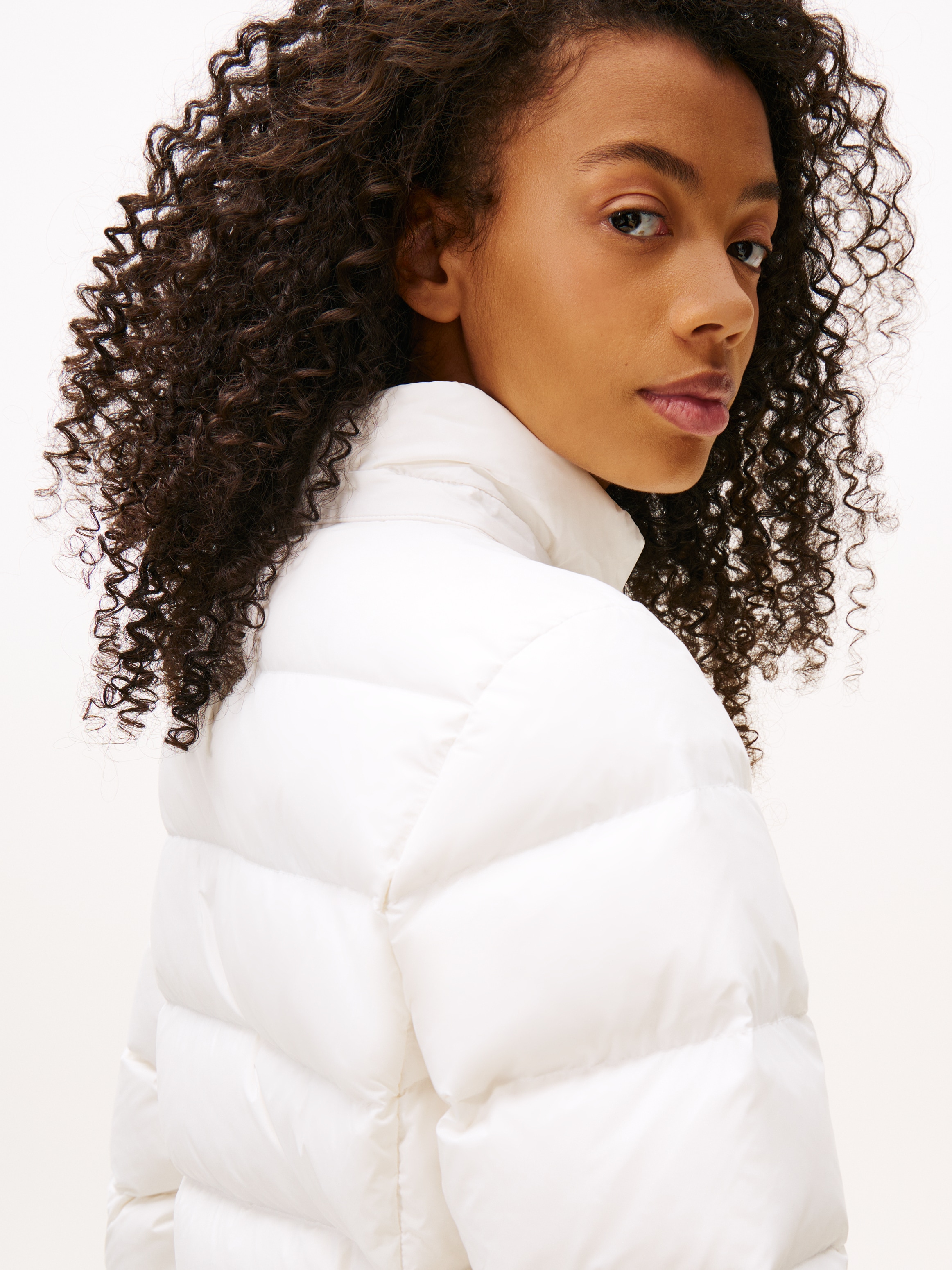Tommy Jeans Steppmantel »TJW ESSENTIAL HOODED DOWN COAT« mit Fellimitat, Logostickerei