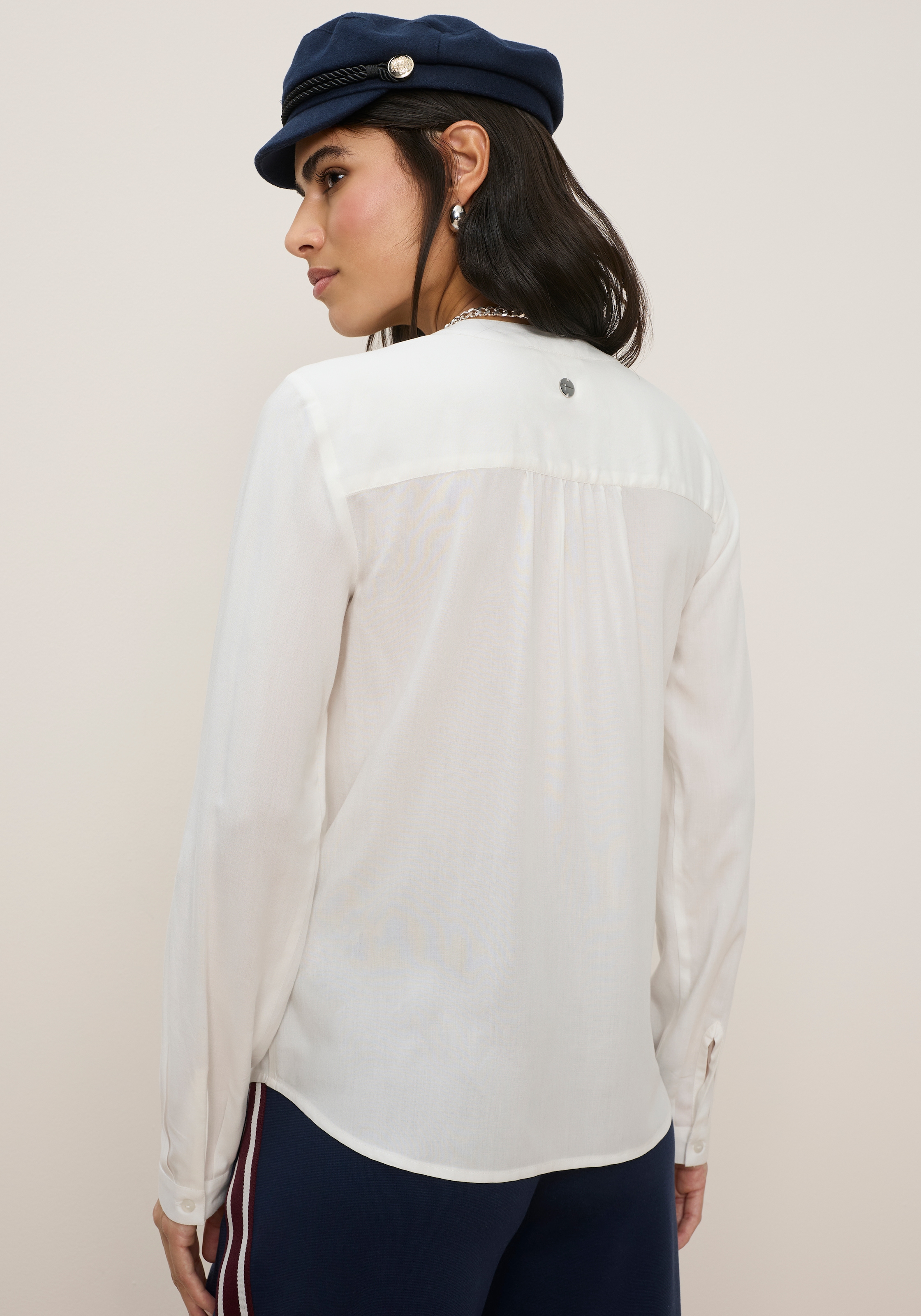 Tamaris Shirtbluse »mit lockerem Schnitt, aus fließender Viskose-Qualität« mit Krempelärmeln