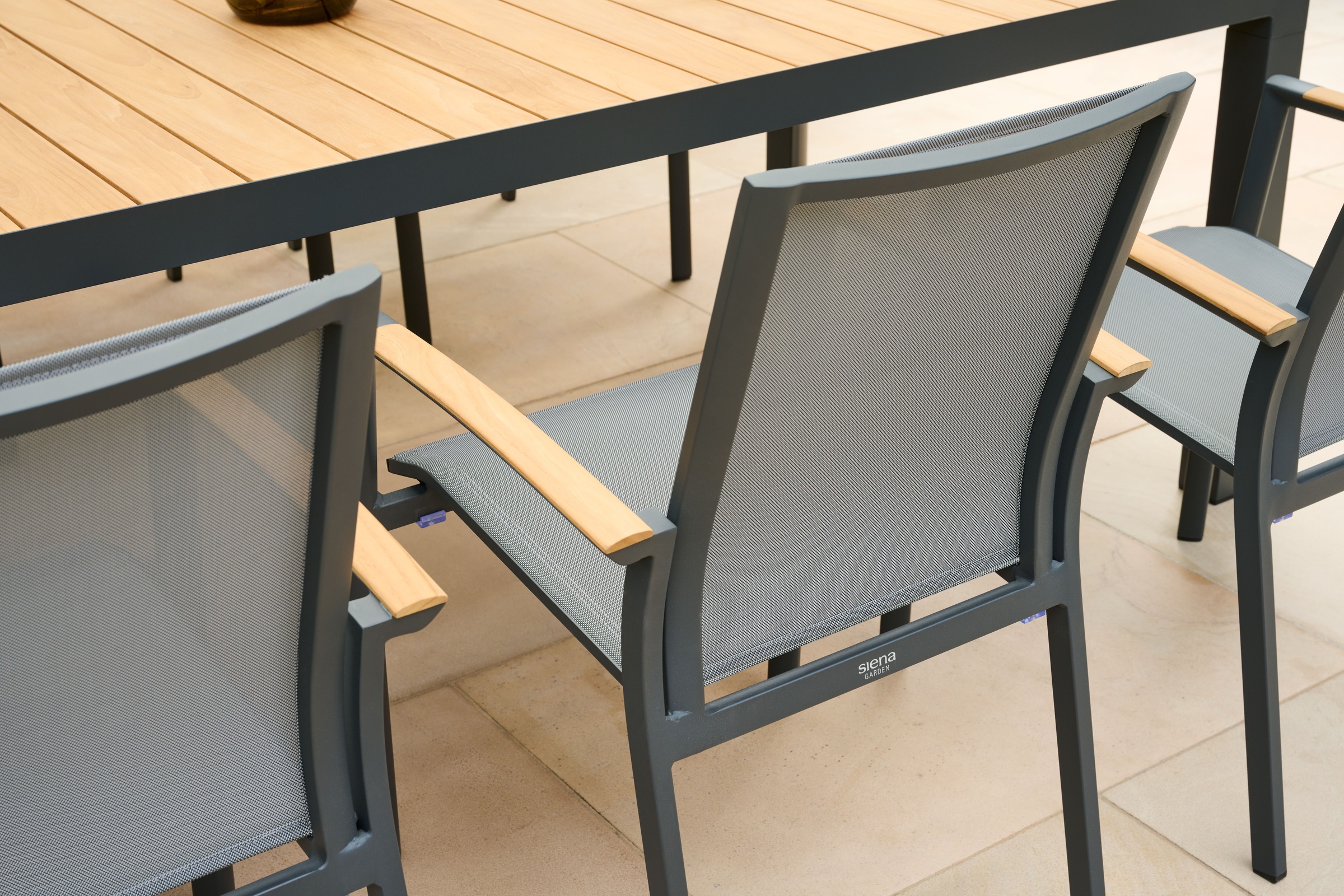 Siena Garden Gartensessel »VELIA Stapelsessel matt anthrazit« Gestell aus Aluminium, Armlehnen aus Teak FSC® 100%