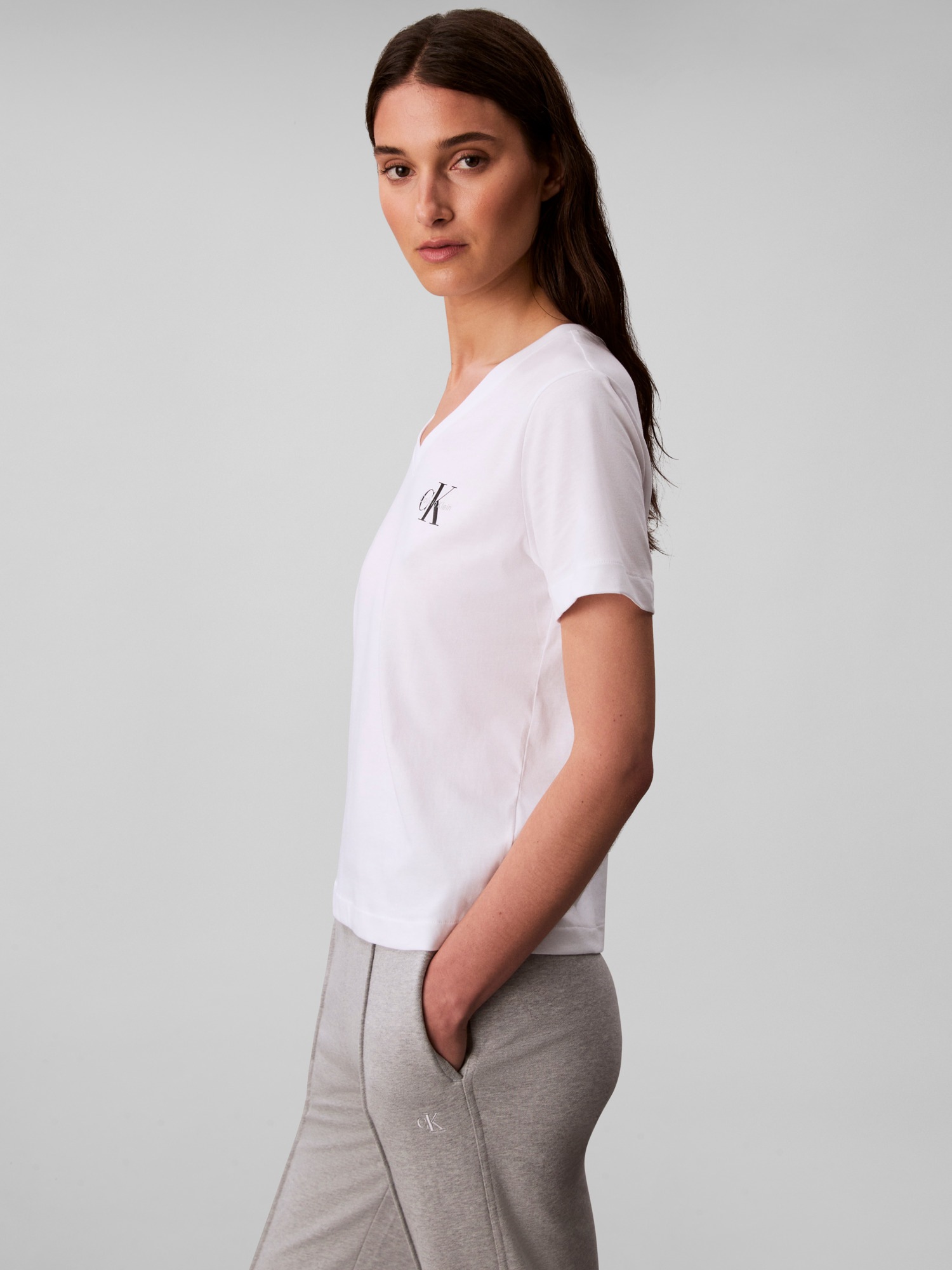 Calvin Klein Jeans Kurzarmshirt »A- Logo VN 2 pack Tee«, (Packung, 2er-Pack), Mit V-Ausschnitt