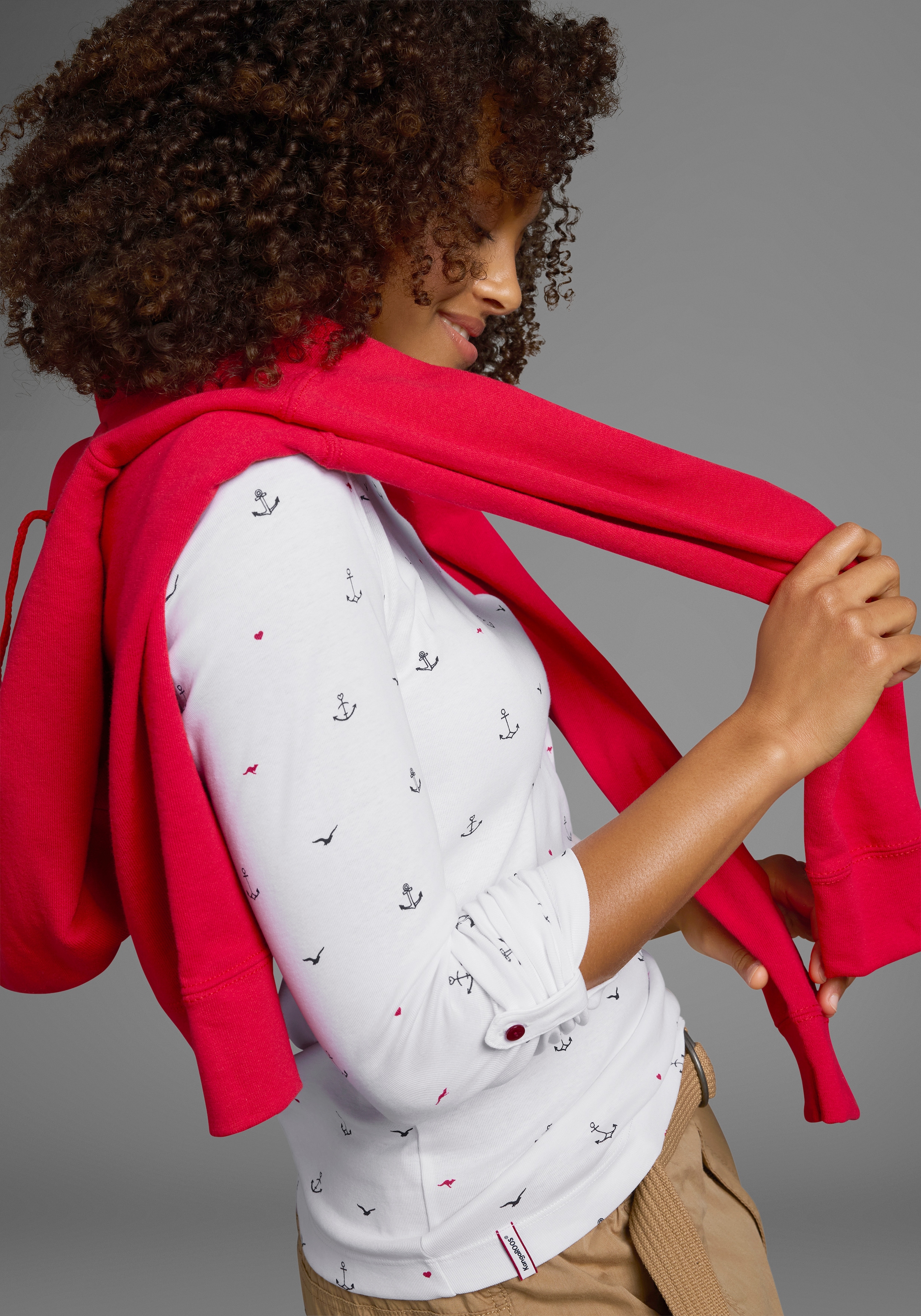 KangaROOS Langarmshirt, krempelbare Ärmel, sehr figurbetont, aus elastischer Rippware