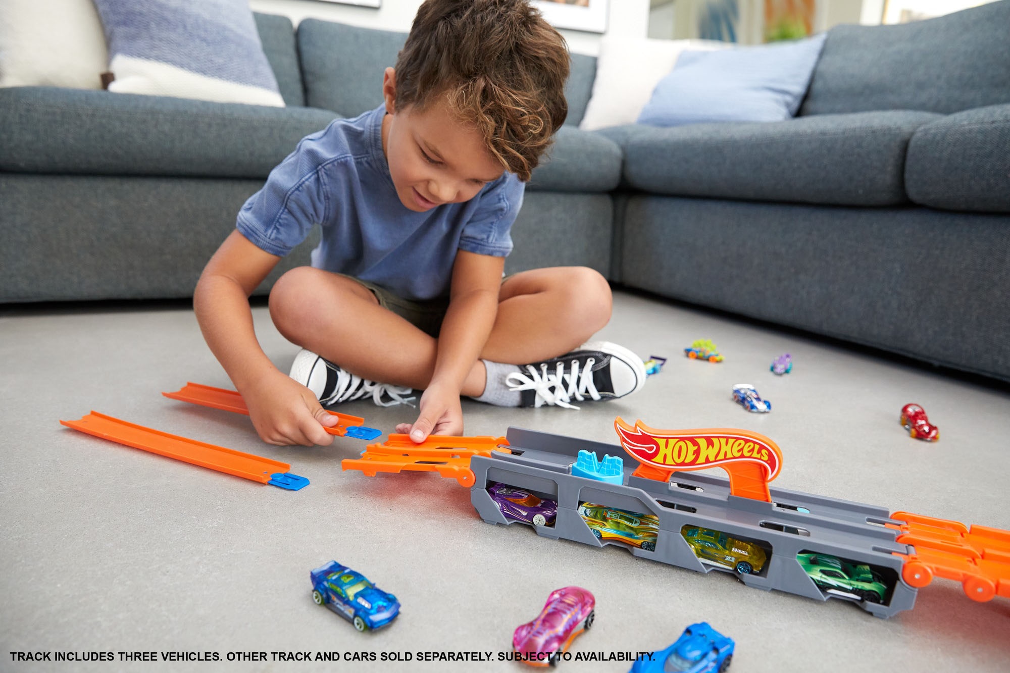 Hot Wheels Spielzeug-Transporter »2-in-1 Rennbahn-Transporter«, mit drei Hot Wheels Fahrzeugen