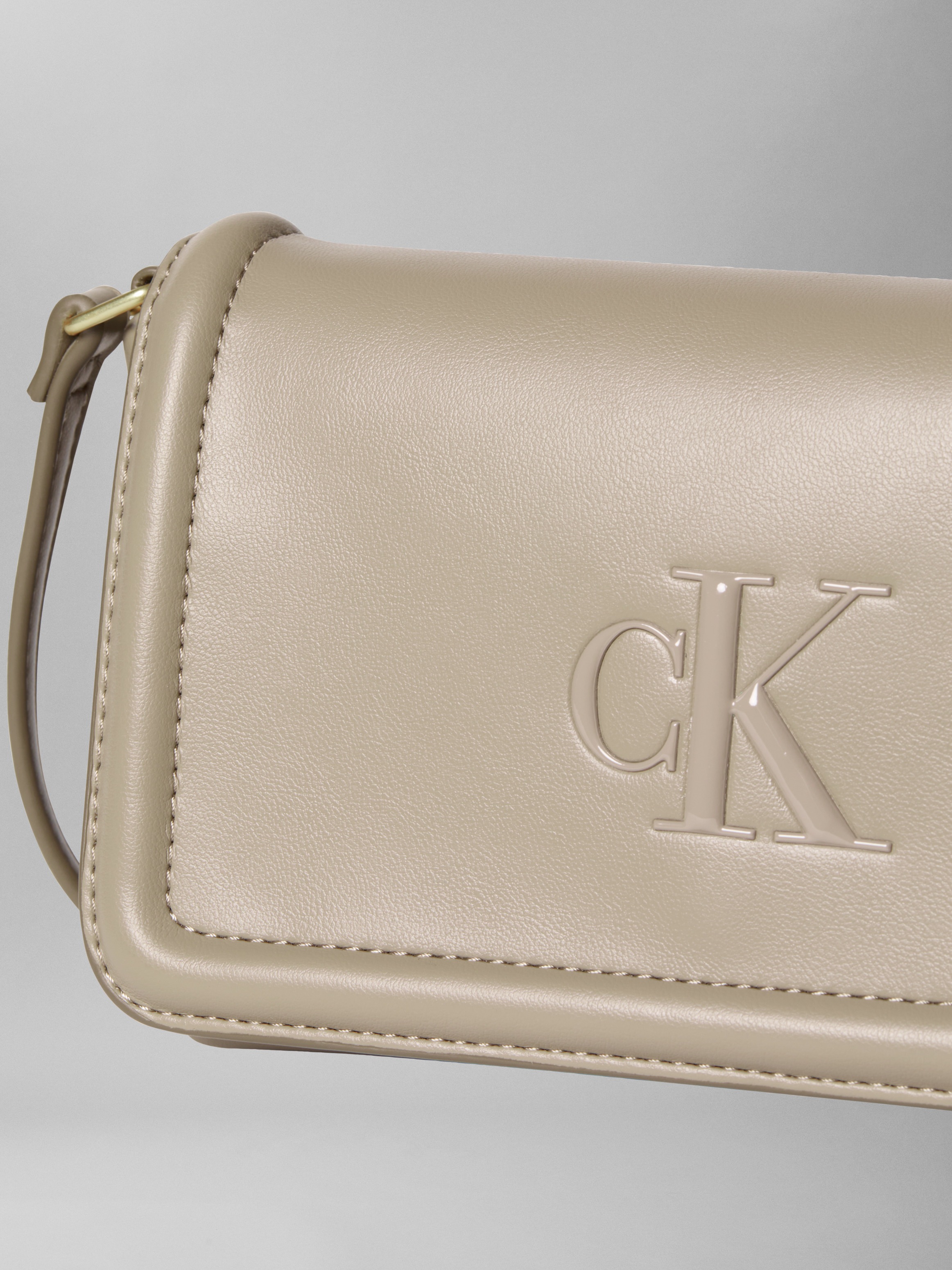 Calvin Klein Umhängetasche »RAISED CK FLAP CROSSBODY« Damen-Schultertasche, Handtasche, kleine Abendtasche mit CK-Logo