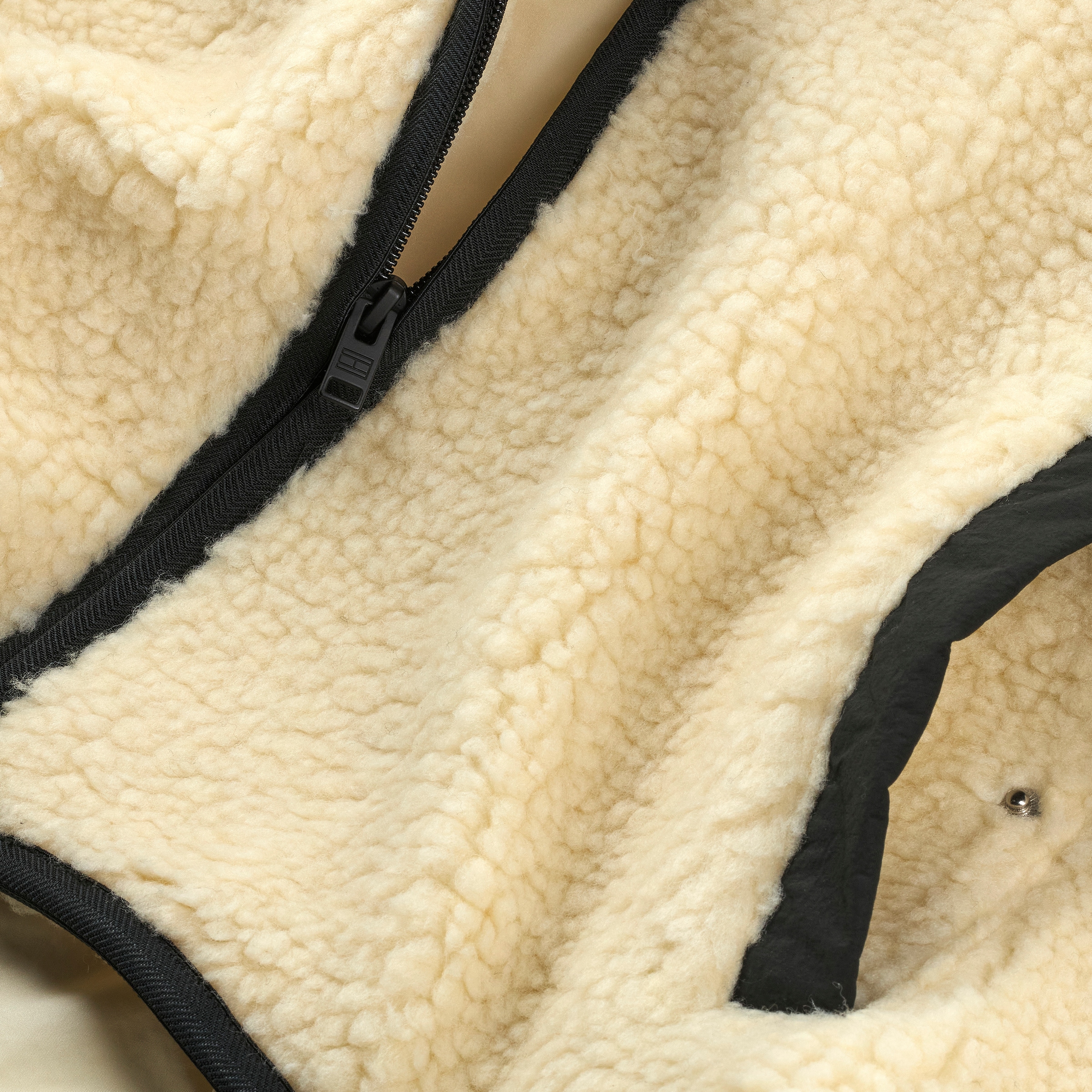 Tommy Jeans Plüschjacke »TJM REG BADGE TEDDY ZIP TRU EXT«, mit Kapuze, mit Logopatch, leicht überschnittene Schultern