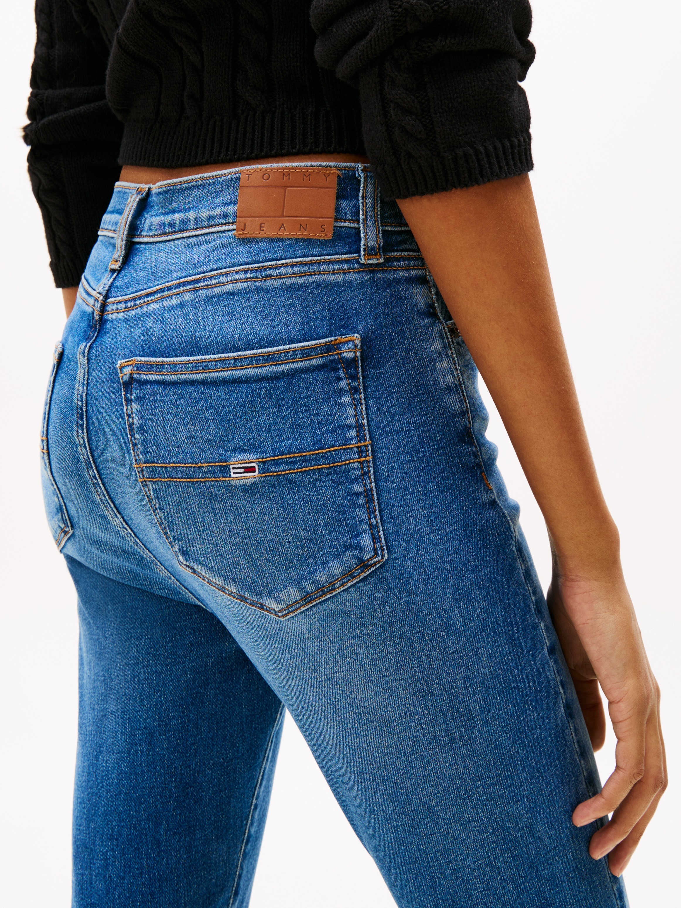 Tommy Jeans Bootcut-Jeans »SYLVIA HGH FLR«, Weite Beinform und Logo Stickerei auf der Gesäßtasche