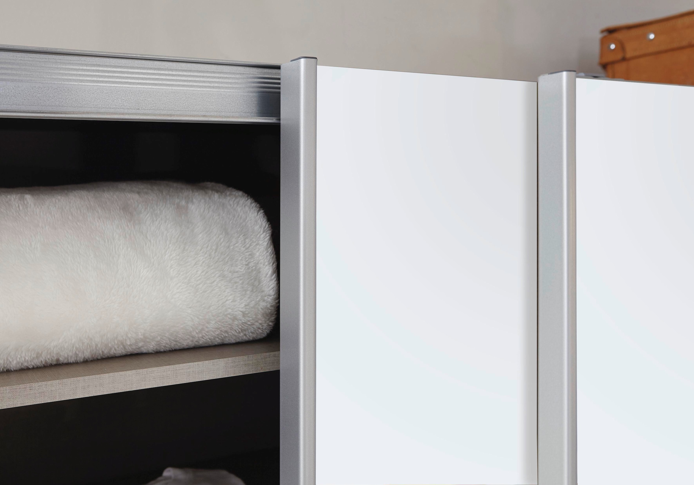 rauch Schwebetürenschrank »Kleiderschrank Schrank Garderobe SATURN mit 3 Ausstattungsvarianten«, 3 verschiedene Ausstattungsvarianten Griffe aus Metall MADE IN GERMANY