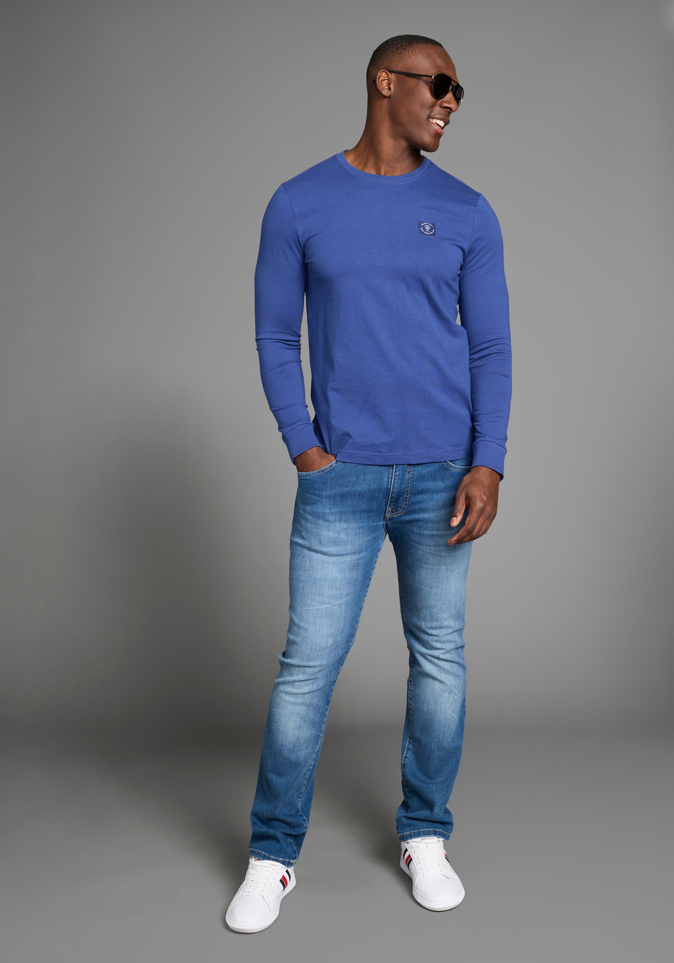 DELMAO Rundhalsshirt, mit Markenlabel