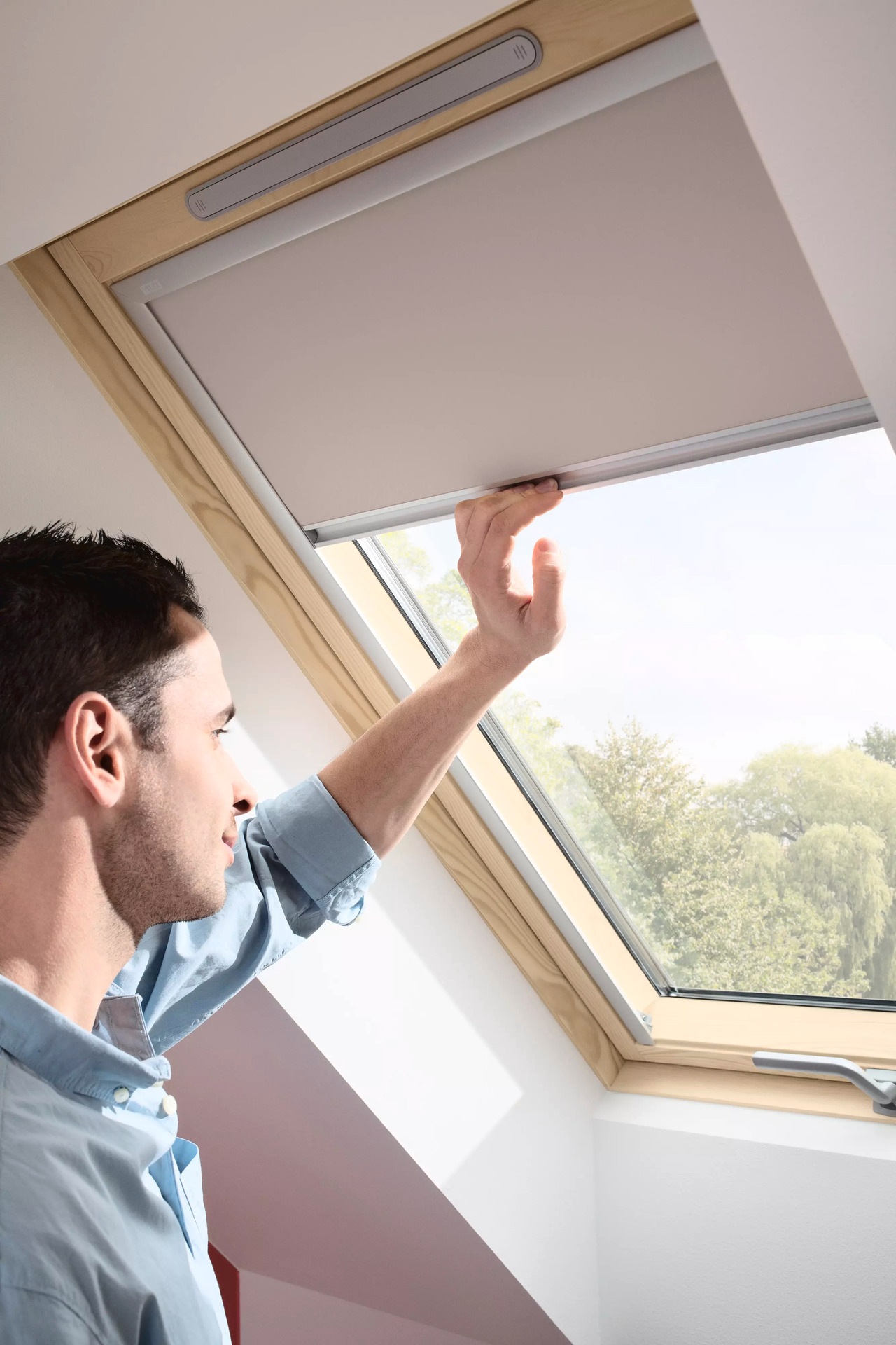 VELUX Verdunklungsrollo »DKL 4580S, Farbe: hell taupe«, verdunkelnd, ohne Bohren, in Führungsschienen, alufarbene Führungsschienen & Griffleiste