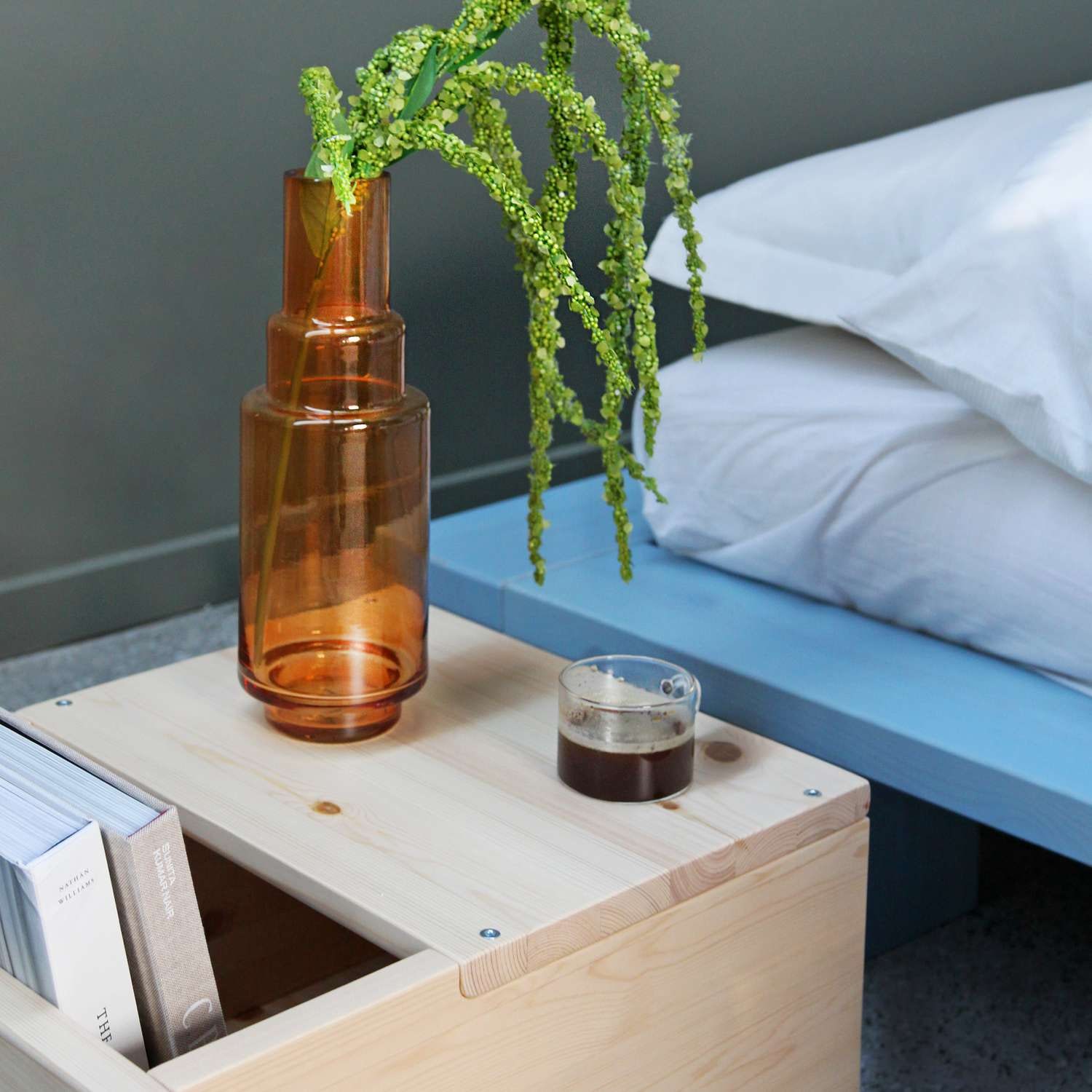 Karup Design Beistelltisch »GRAB-IT Stuhl, Hocker, Ablage, Aufbewahrung, Wandregal, Abstelltisch«, Beistelltisch mit Stauraum, Mehrzweck, zum Mitnehmen, Kiefer massiv
