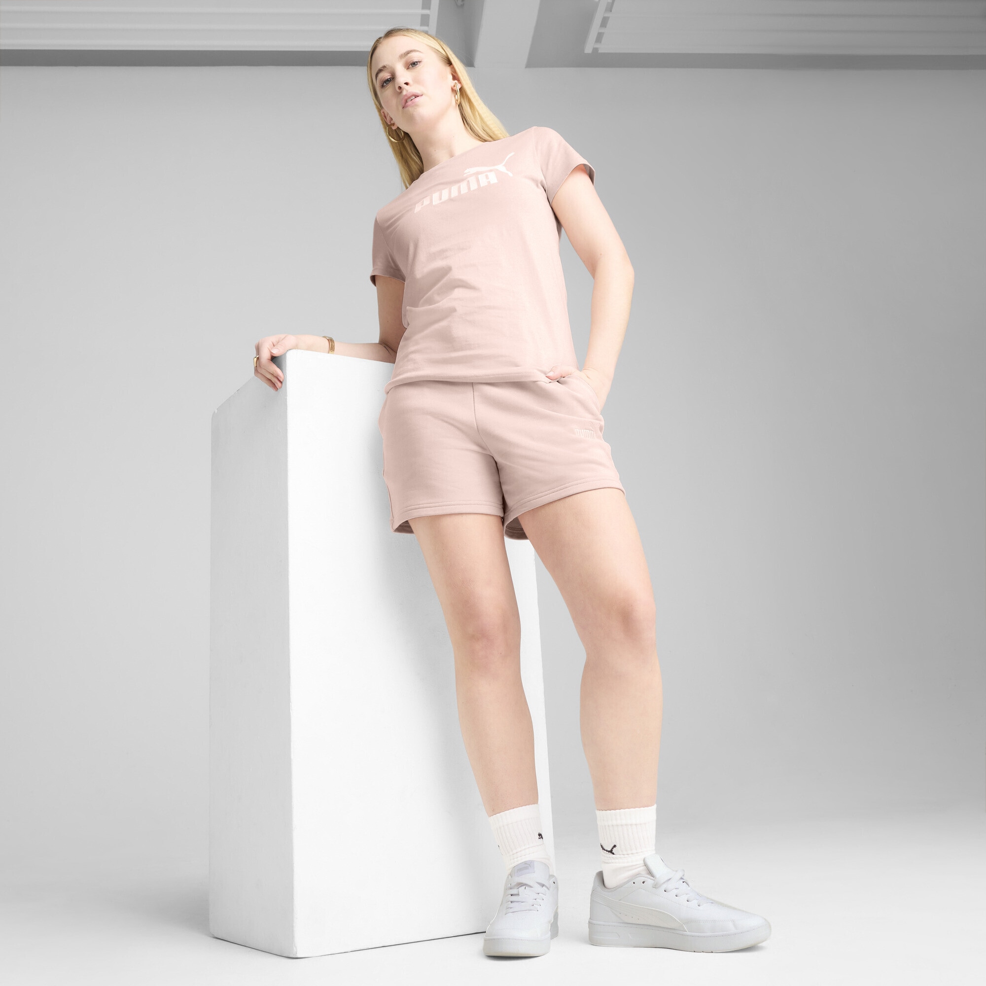 PUMA Sporthose »ESS Small No. 1 Logo 5'' Hochgeschnittene Shorts Damen«
