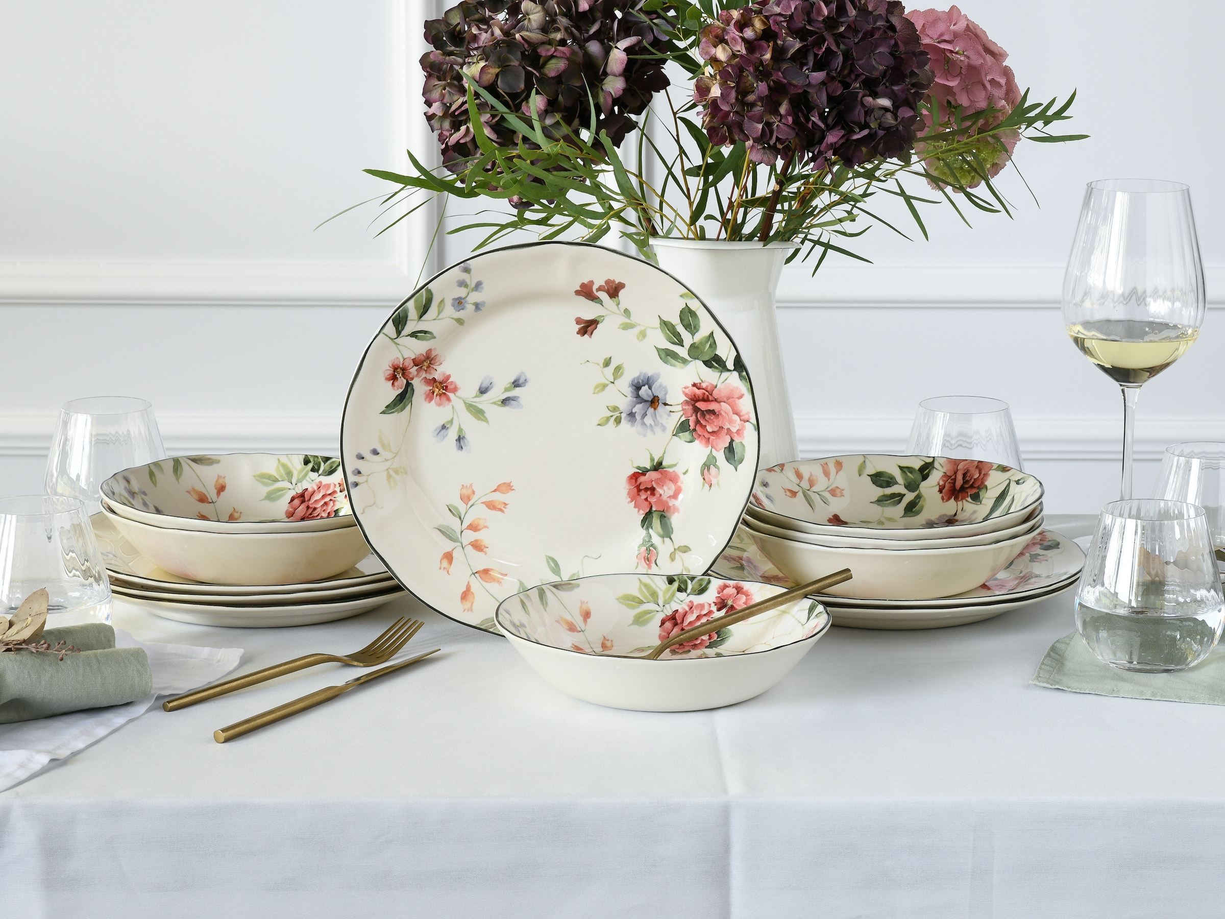 CreaTable Tafelservice »Priscilla Bunt, Service, Teller-Set, 12-tlg.« Ausdrucksstarkes Relief, Rosendekor, hochwertiger Scherben