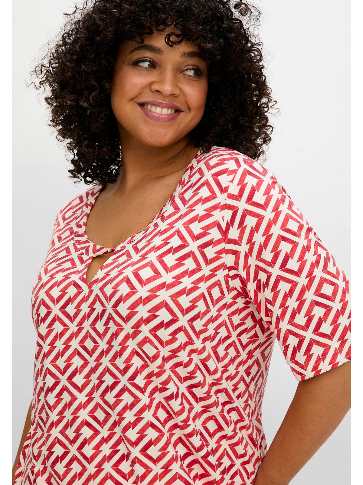 Sheego T-Shirt »Große Größen«, mit Alloverprint und Cut-out vorn
