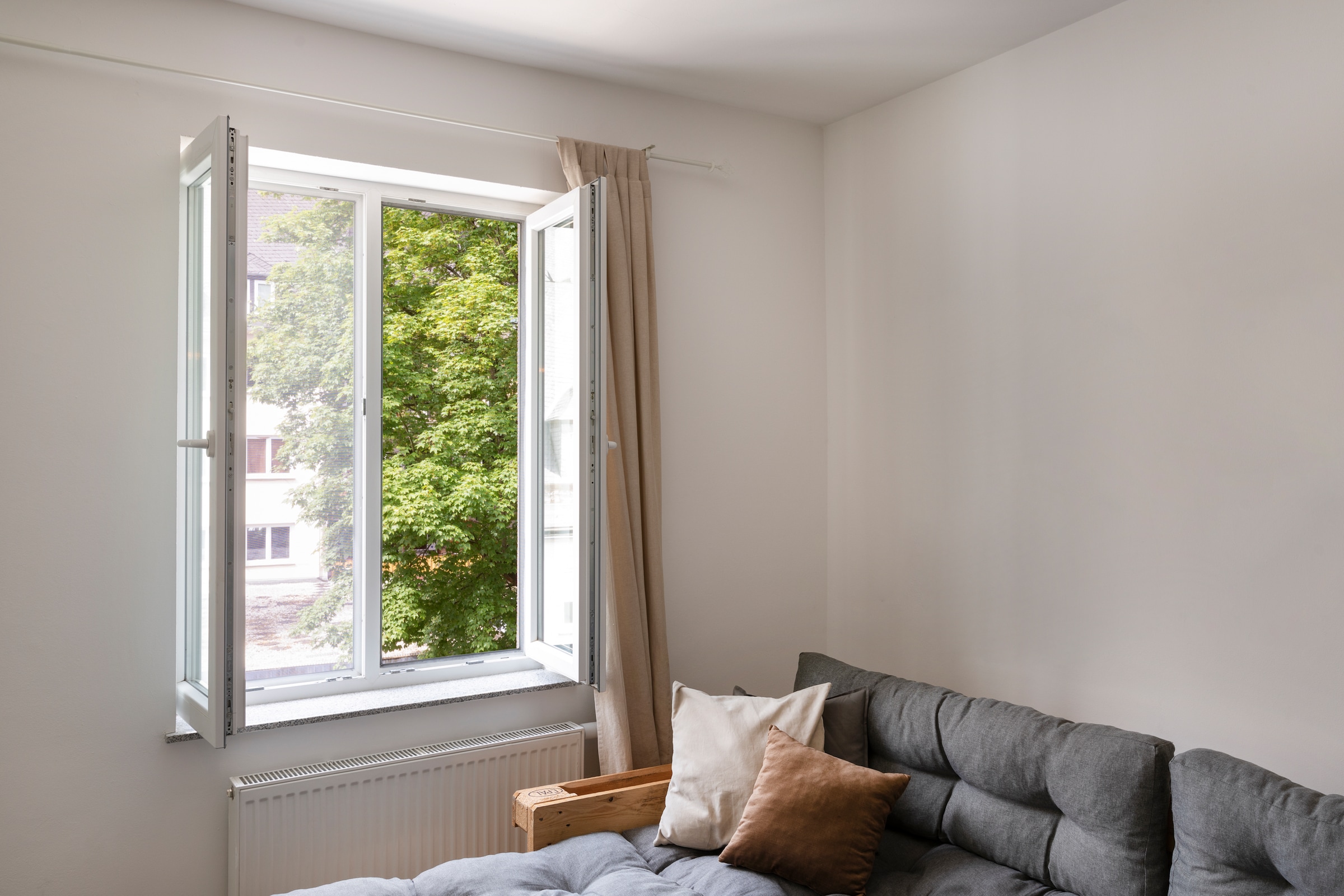 SCHELLENBERG Fliegengitter-Gewebe »für Fenster ohne bohren«, Insektenschutz mit Klettband, 100 x 130 cm, anthrazit und weiß