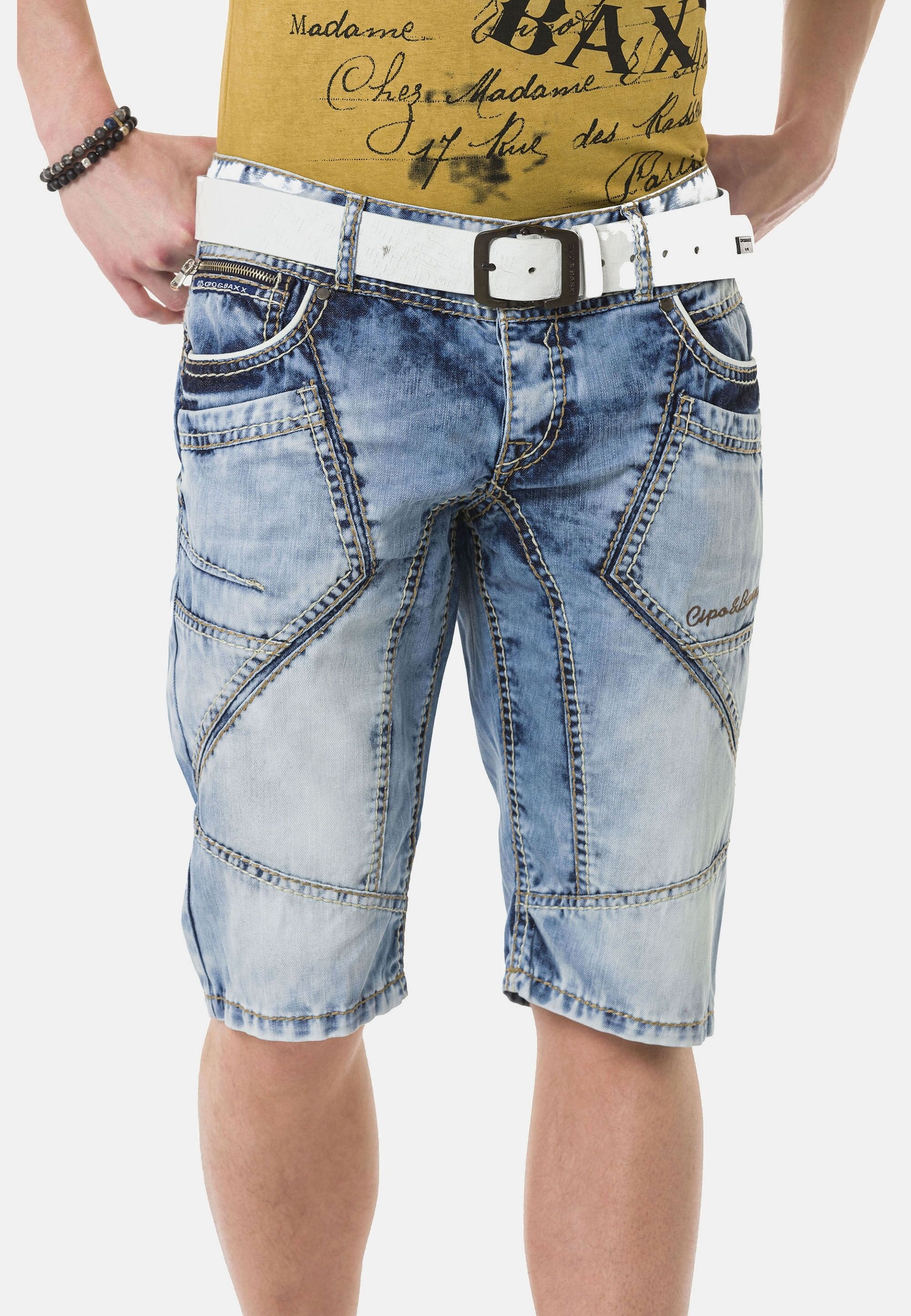 Cipo & Baxx Jeansbermudas »Capri-Shorts«, mit auffälligen Ziernähten
