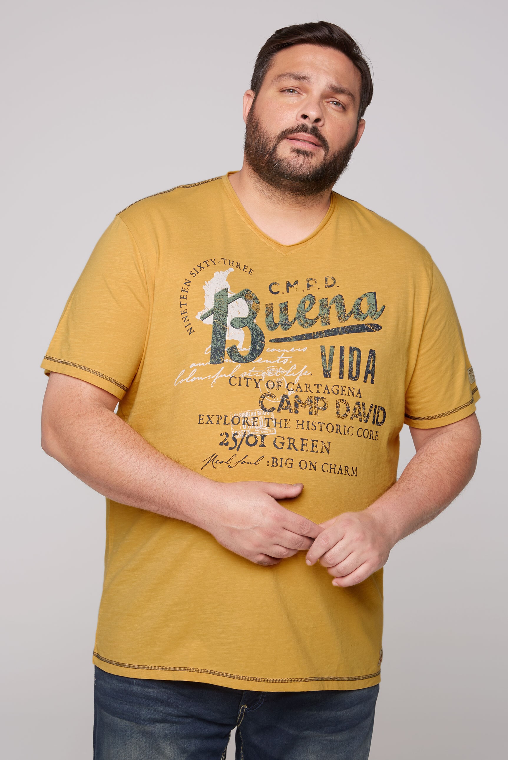 V-Shirt, mit offenen Kanten