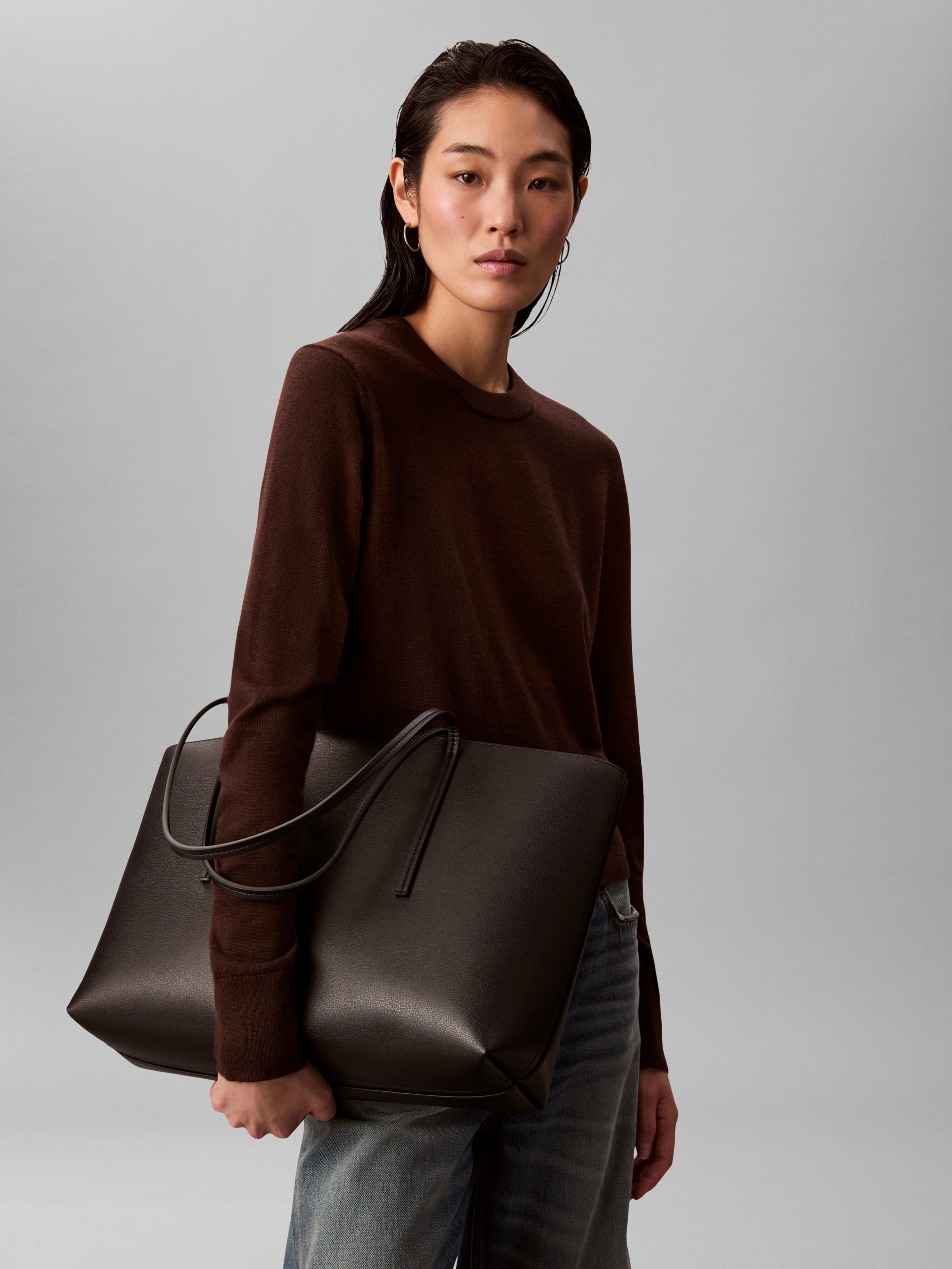 Calvin Klein Henkeltasche »FOIL LOGO TOTE W/POUCH« Damen-Schultertasche mit Reißverschluss-Tasche