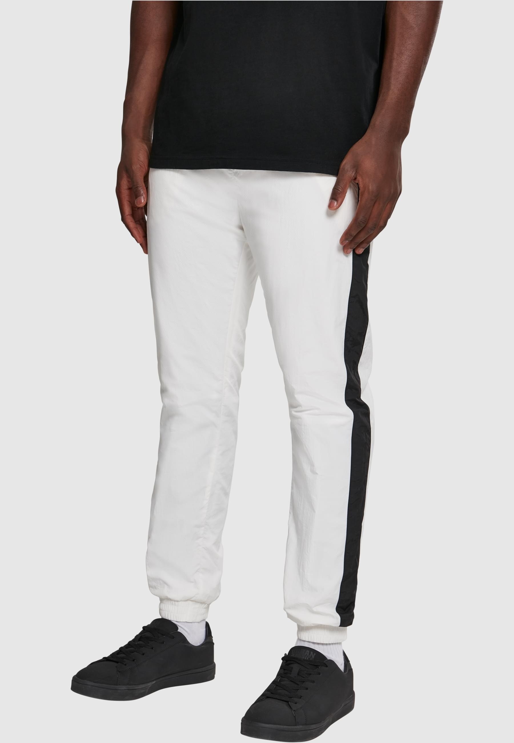 URBAN CLASSICS Stoffhose »Urban Classics Herren Side Striped Crinkle Track Pants«, (1 tlg.)