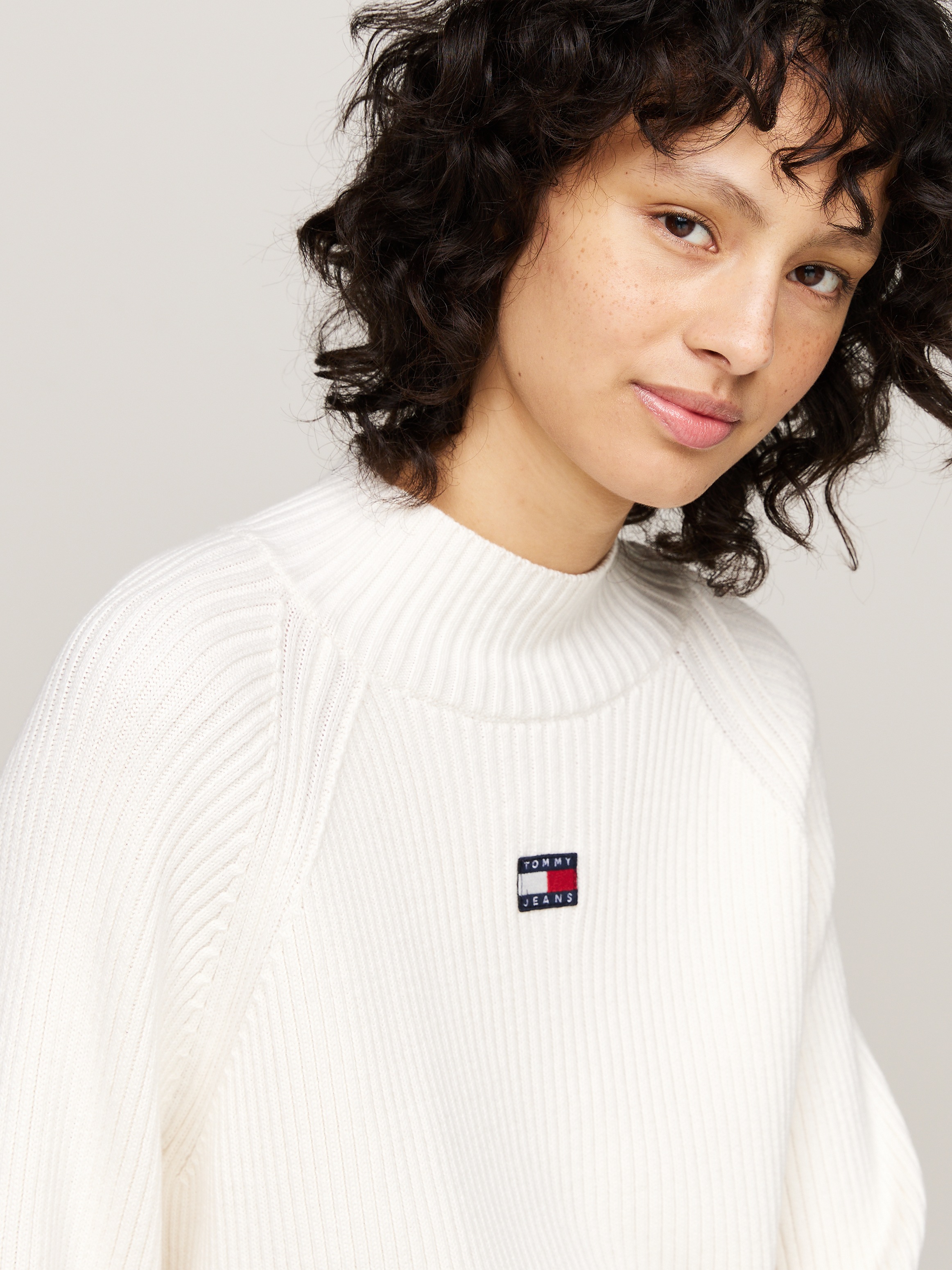 Tommy Jeans Strickpullover TJW BADGE MOCKNECK SWEATER mit Logo-Badge günstig online kaufen