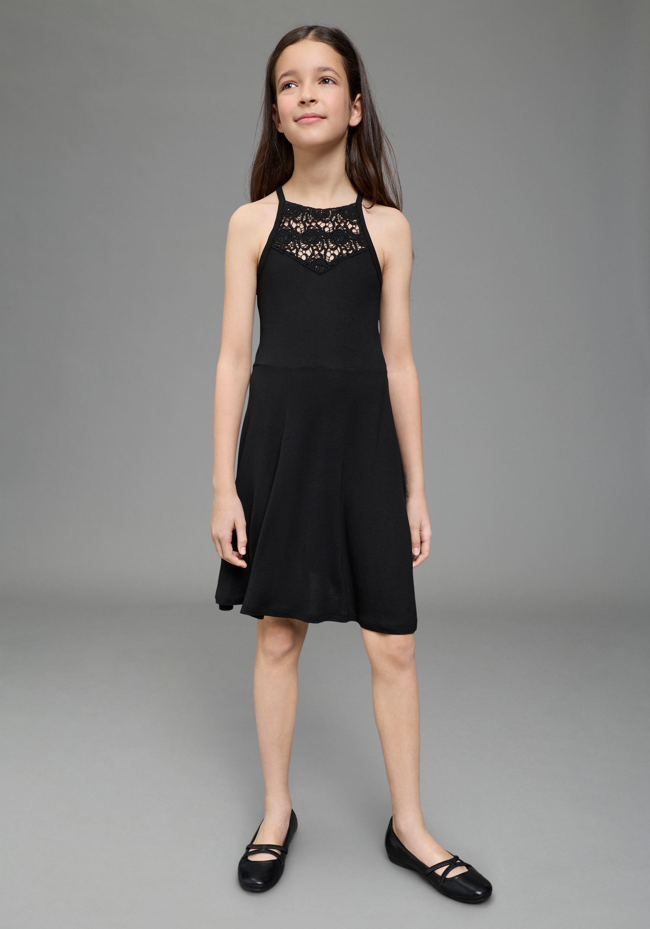 Bruno Banani Jerseykleid "Träger-Kleid mit Häkelspitze am Ausschnitt" für Mädchen, unifarbenes Design, ausgestellte Passform