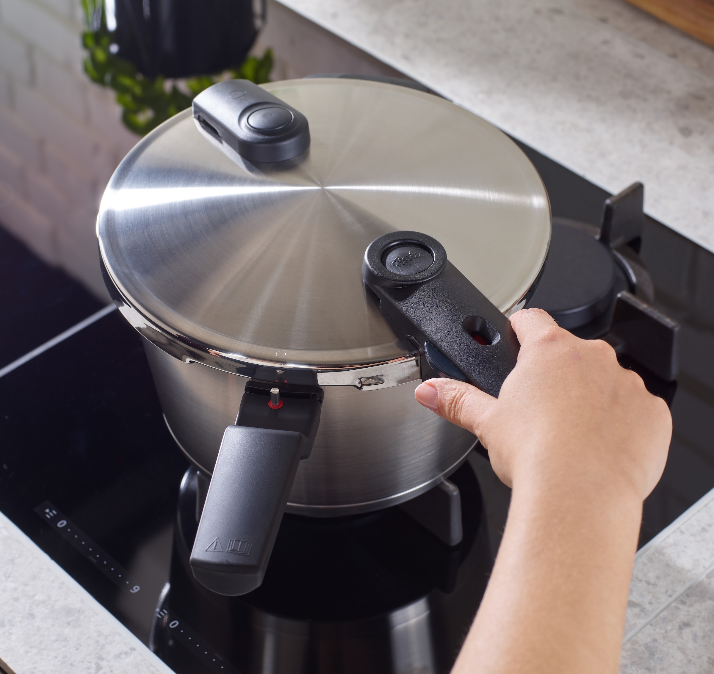 Fissler Schnellkochtopf »Vitaquick® Premium«, Edelstahl 18/10, (3 tlg., 1 Schnellkochtopf 2,5 L, 1 Metalldeckel, 1 Dünsteinsatz), Made in Germany, mit gelochtem Einsatz