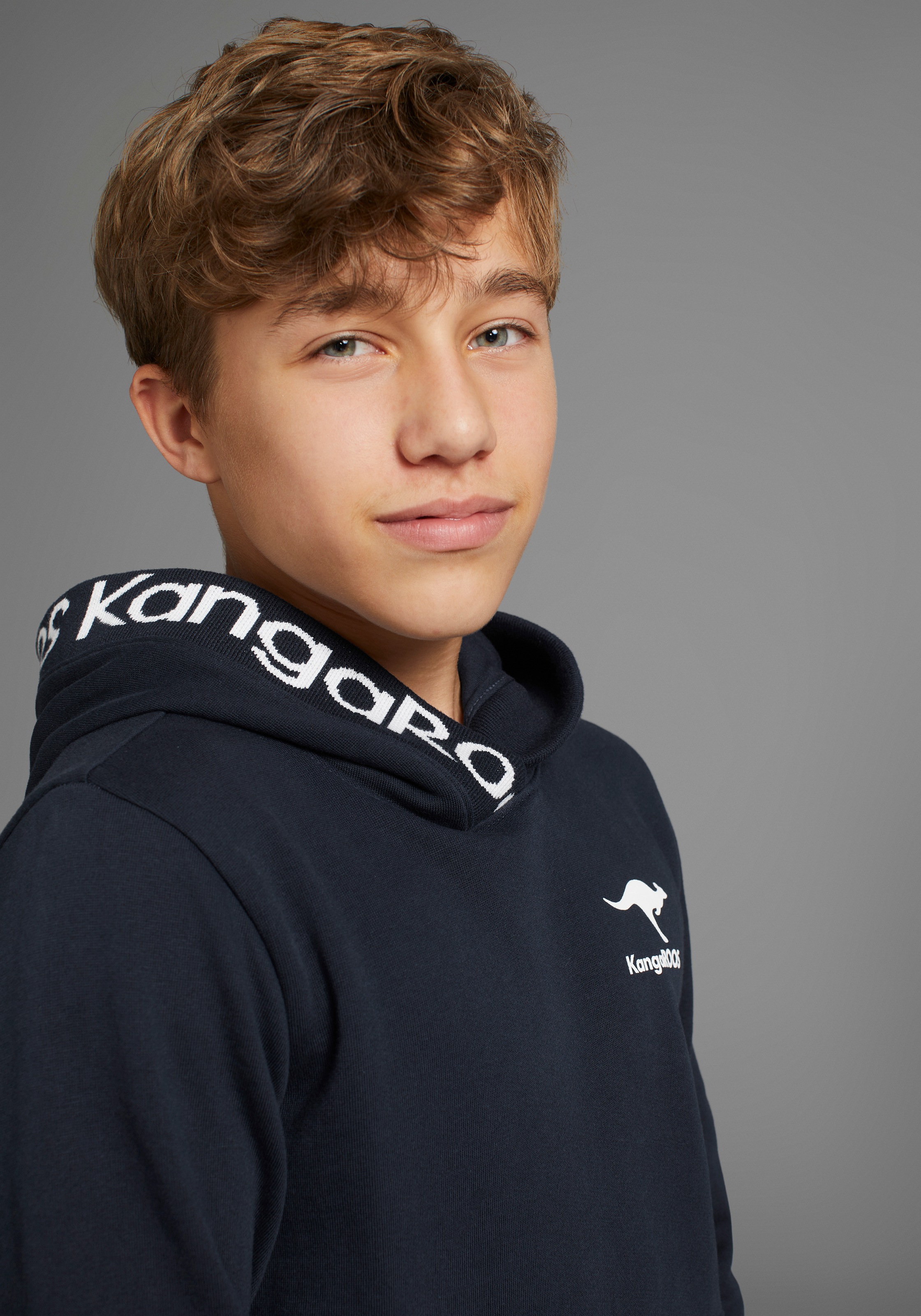 Thumbnail - KangaROOS Kapuzensweatshirt "Rückendruck" und Logo-Schriftzüge an Bündchen