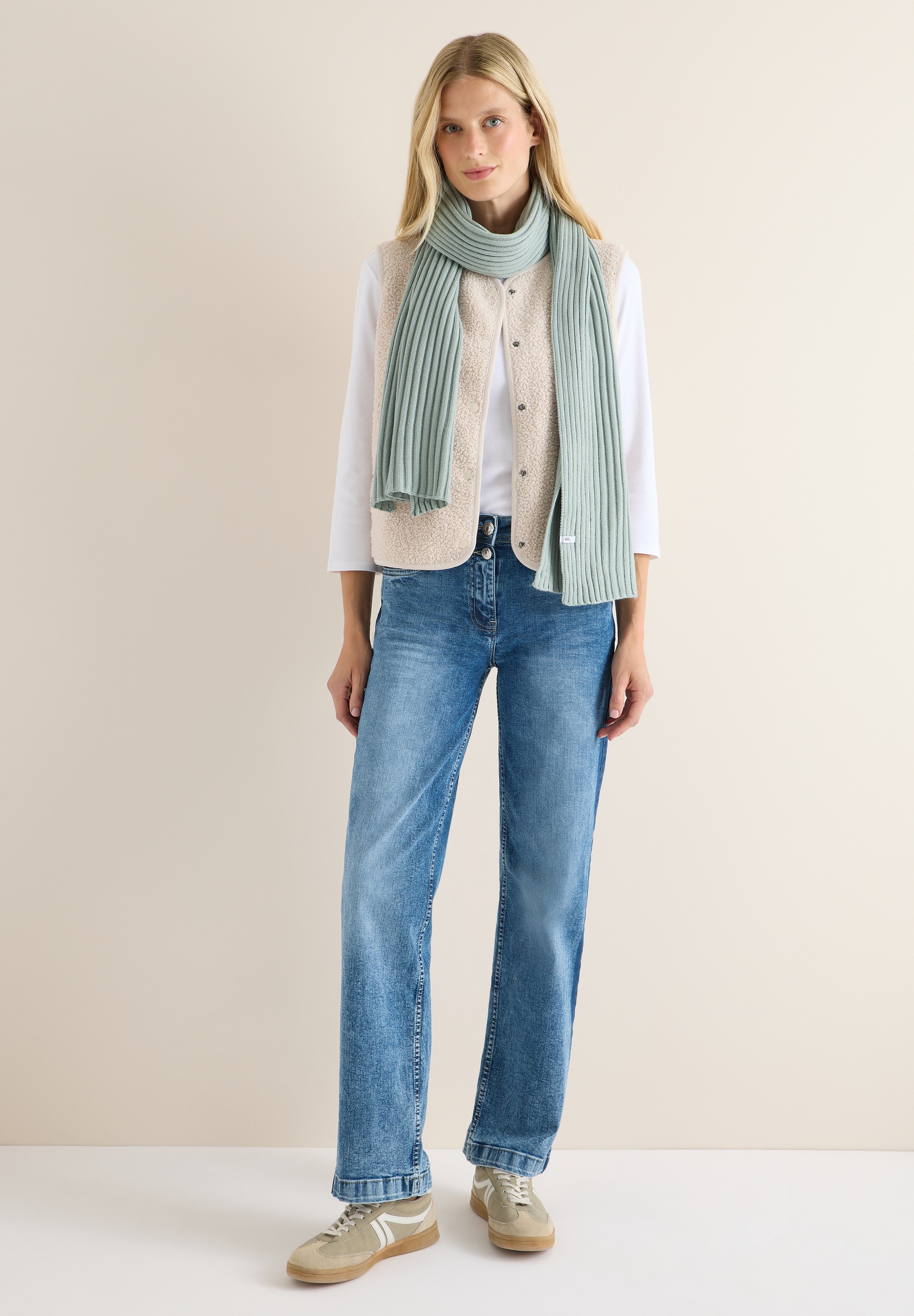 Thumbnail - Cecil Schal, in Ripp Optik