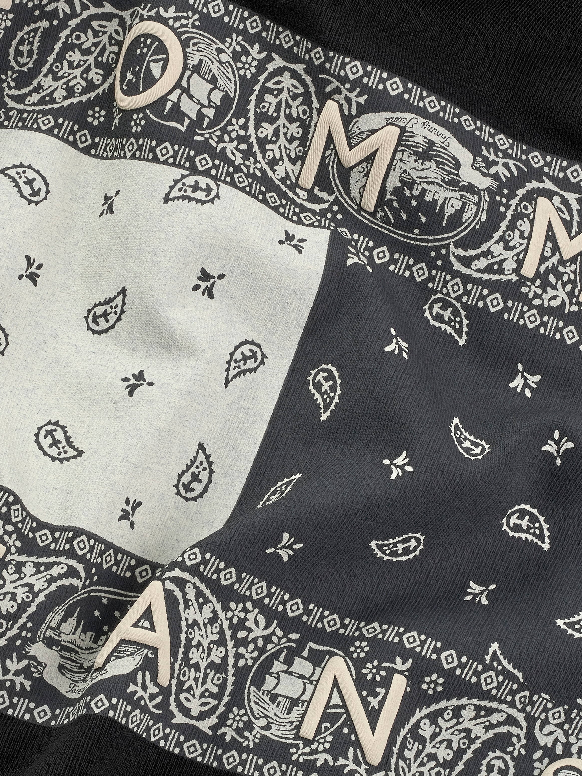Tommy Jeans Kurzarmshirt »TJM REG PAISLEY FLAG TEE EXT«, Mit Rundhalsausschnitt