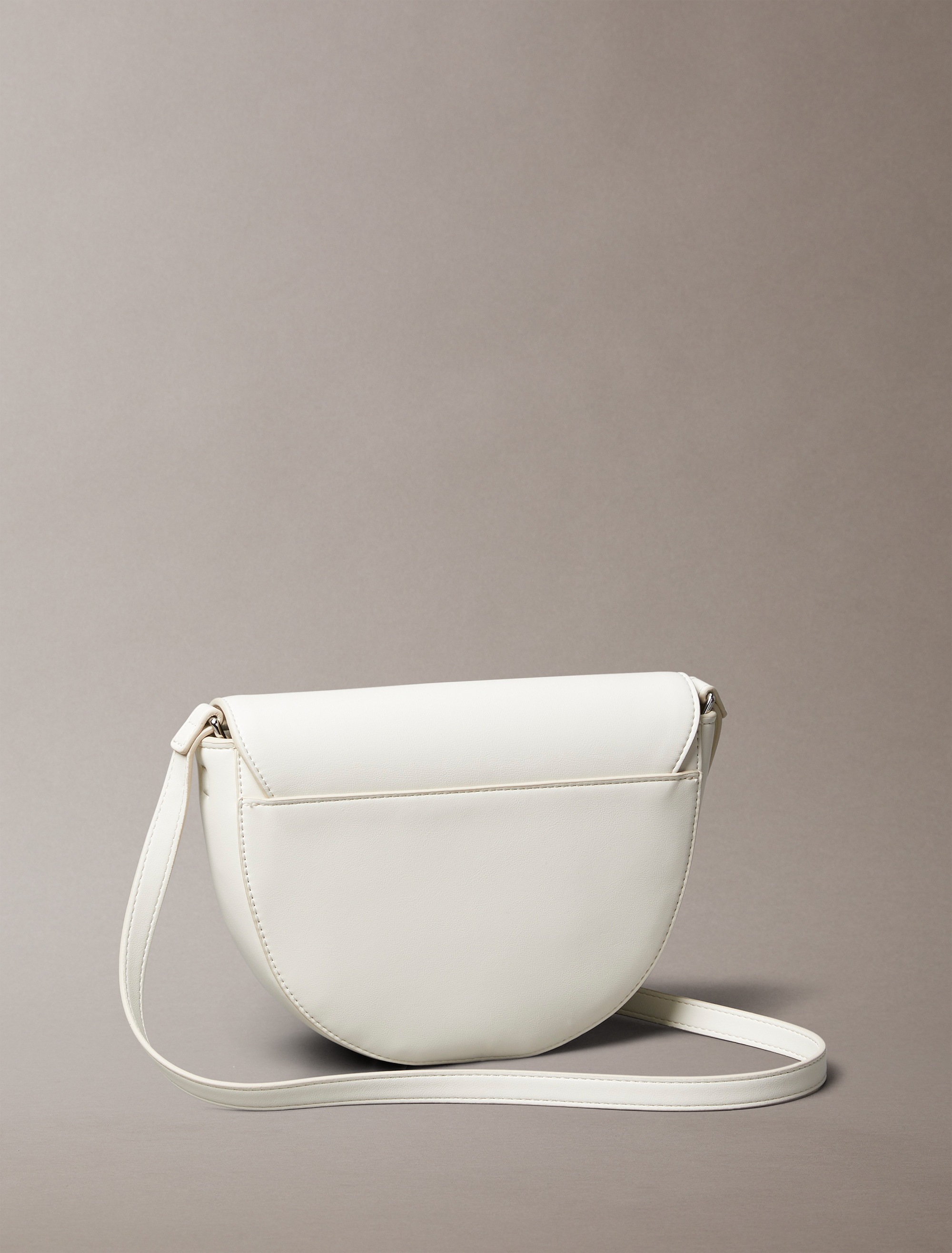 Calvin Klein Umhängetasche »RAISED CK SADDLE CROSSBODY« Damen Schultertasche, Handtasche, Abendtasche mit CK-Logo