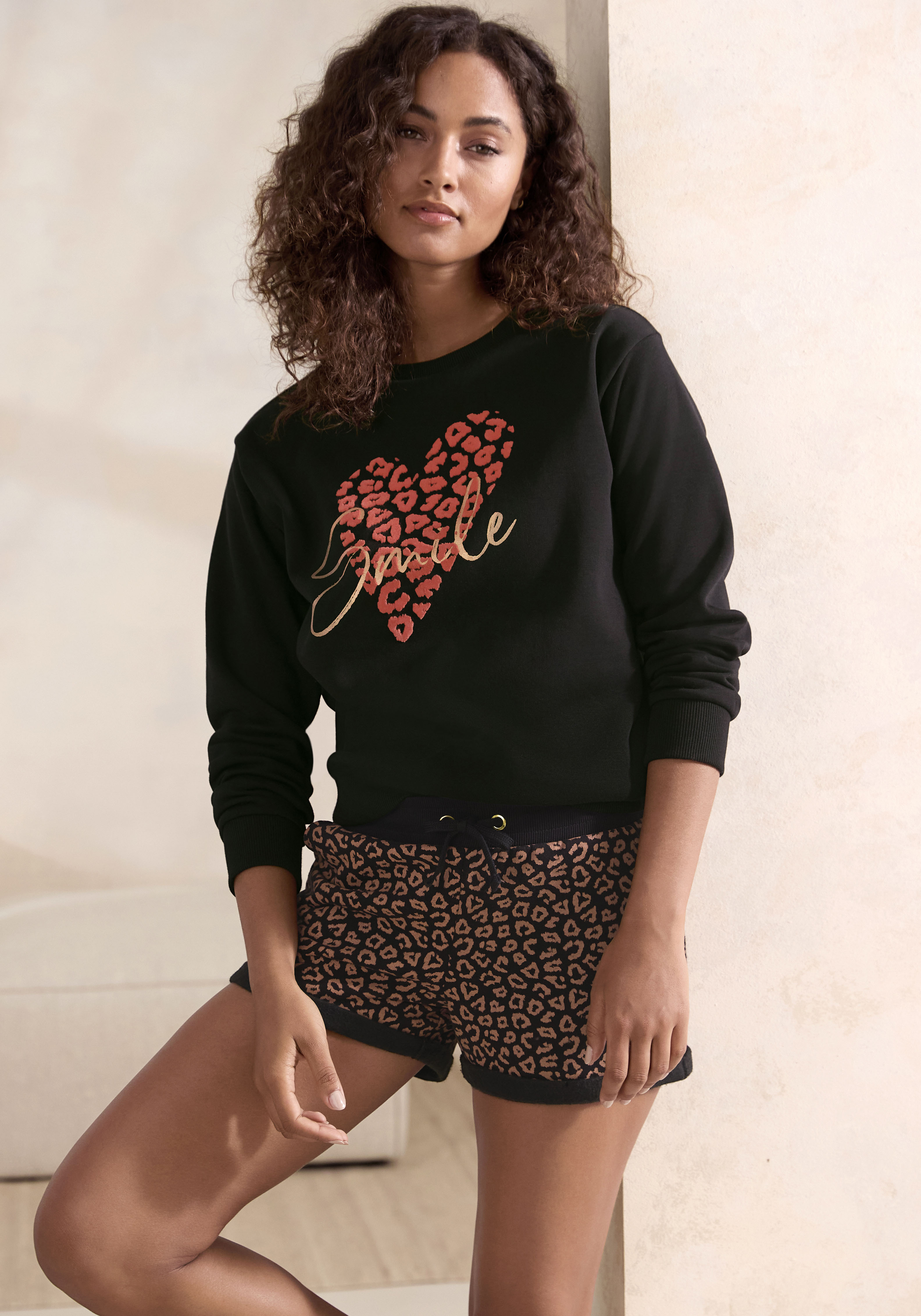 Thumbnail - LASCANA Sweatshirt, mit Herz-Leo-Druck, Loungewear