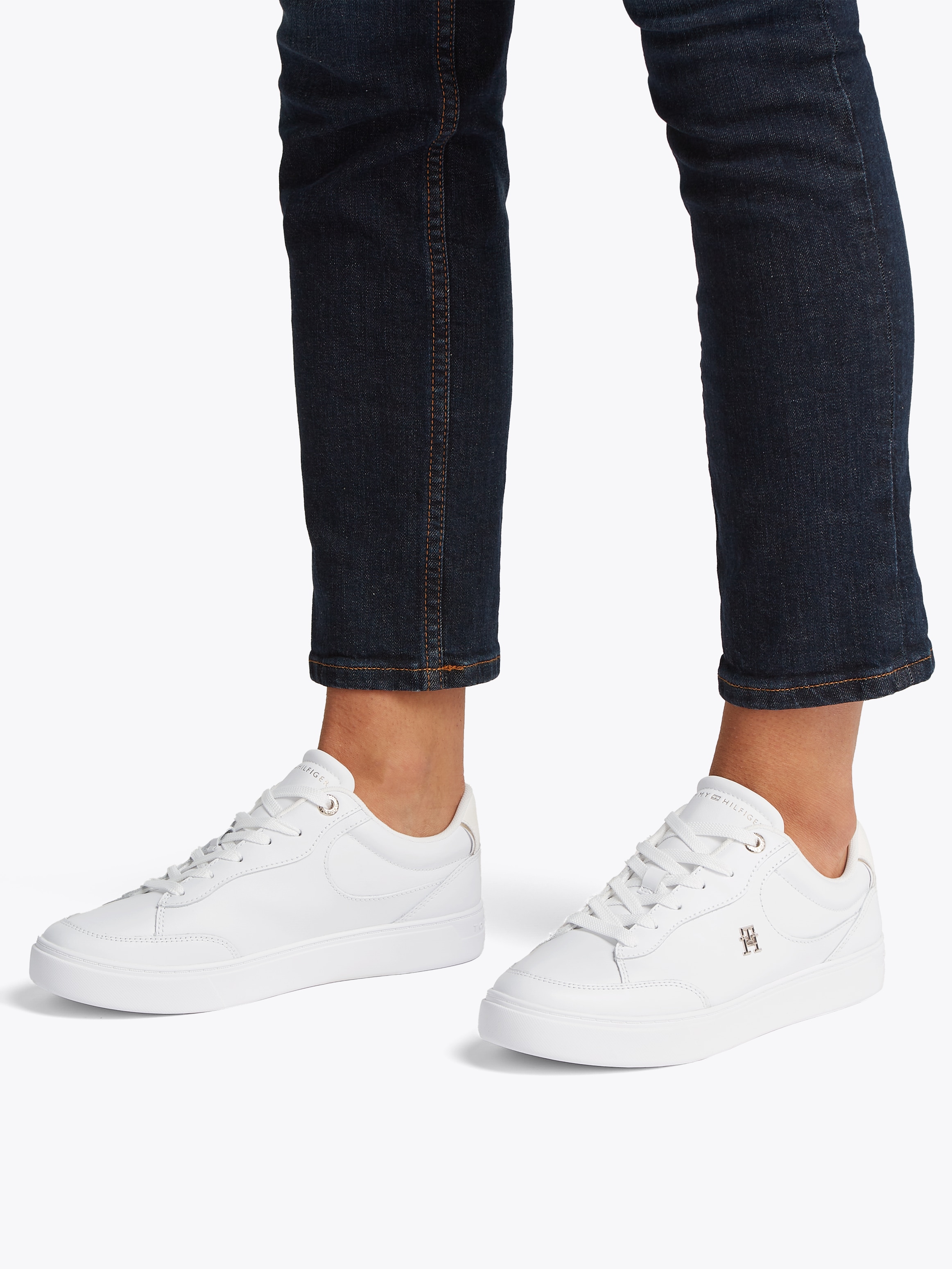 Tommy Hilfiger Plateausneaker »ESSENTIAL CHIC COURT SNEAKER«, Freizeitschuh, Schnürschuh, Halbschuh mit TH-Schmuckelement