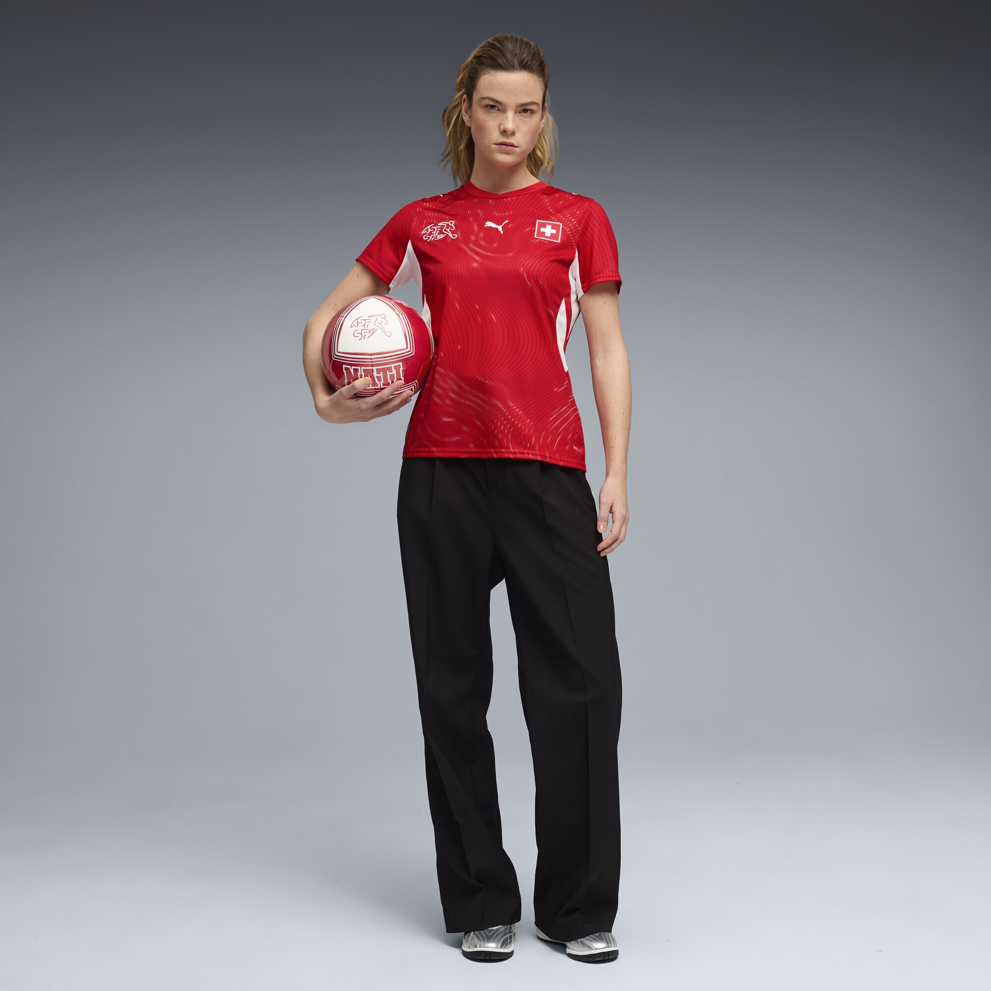 Trainingsshirt PUMA "Schweiz 2026 Heimtrikot Damen", Damen, Gr. S, rot weiß, Obermaterial: 100% Polyester; Kragen: 100% Polyester; Einsatz: 100% Polyester, bedruckt, regular fit, Rundhals, Shirts 4