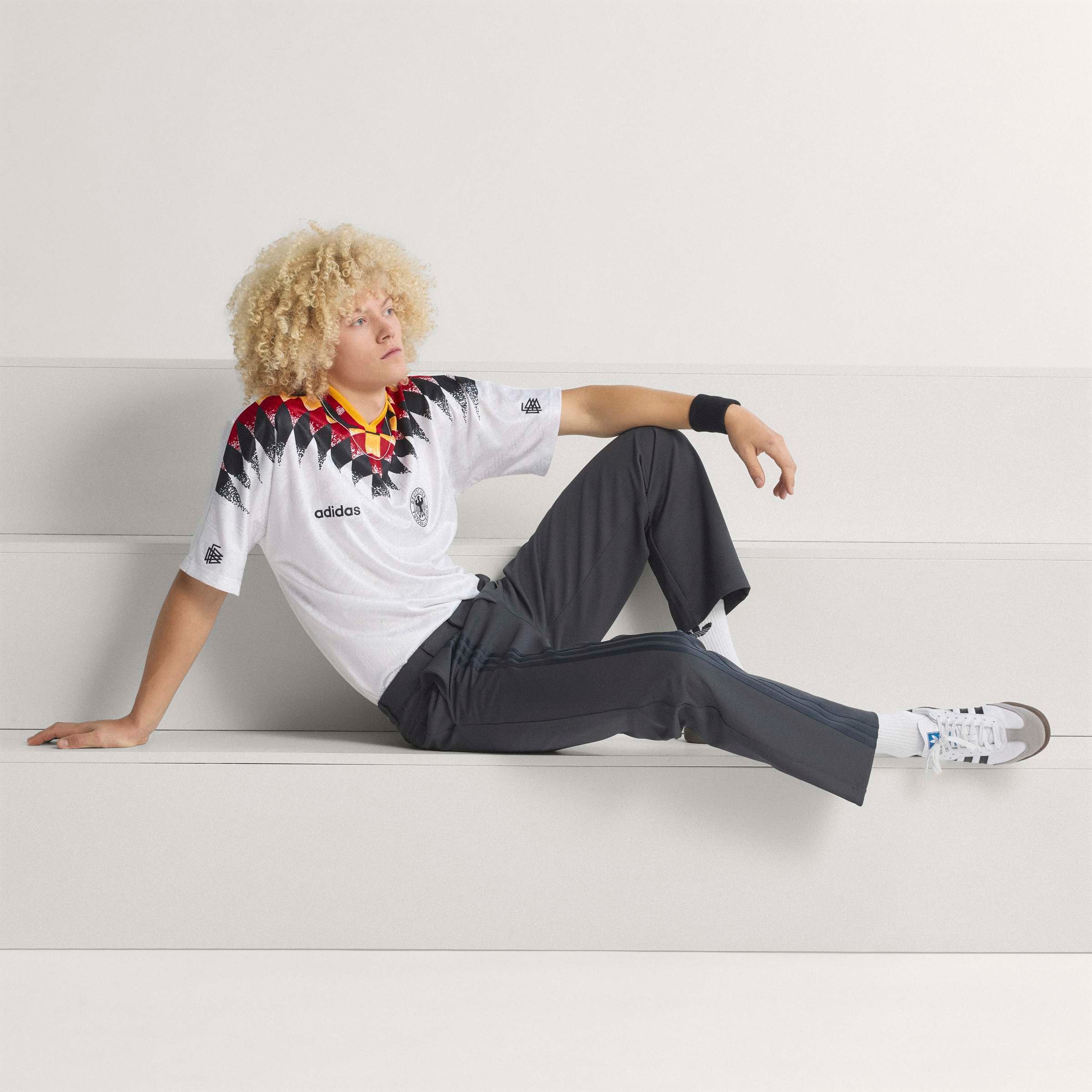adidas Performance Fußballtrikot »DFB H JSY 94« mit Jacquard-Design, moderner lockerer Schnitt, mit V-Ausschnitt