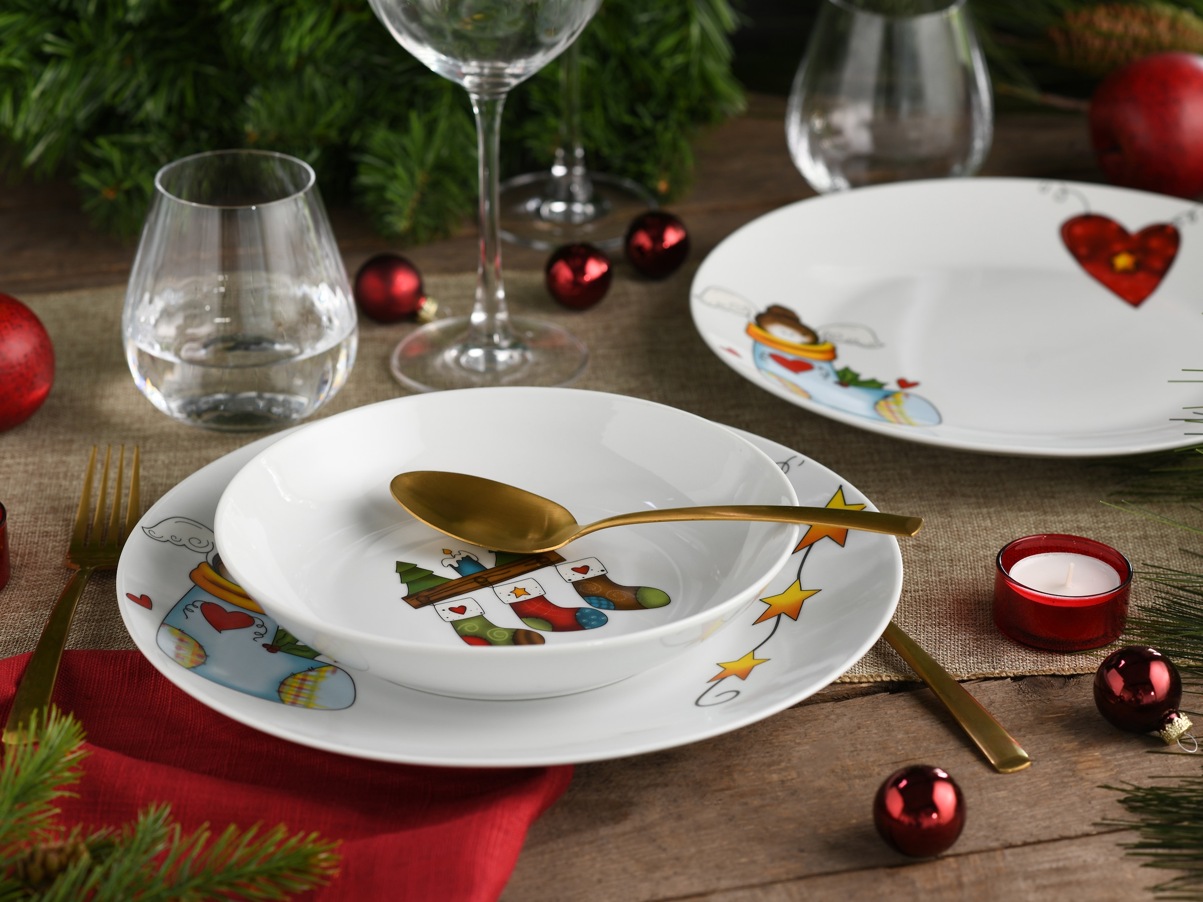 CreaTable Tafelservice »Luna Socken, Tafel-Service 12-tlg«, (Set, 12 tlg.), Winterlicher Dekor mit lustigen Sockenmotiven