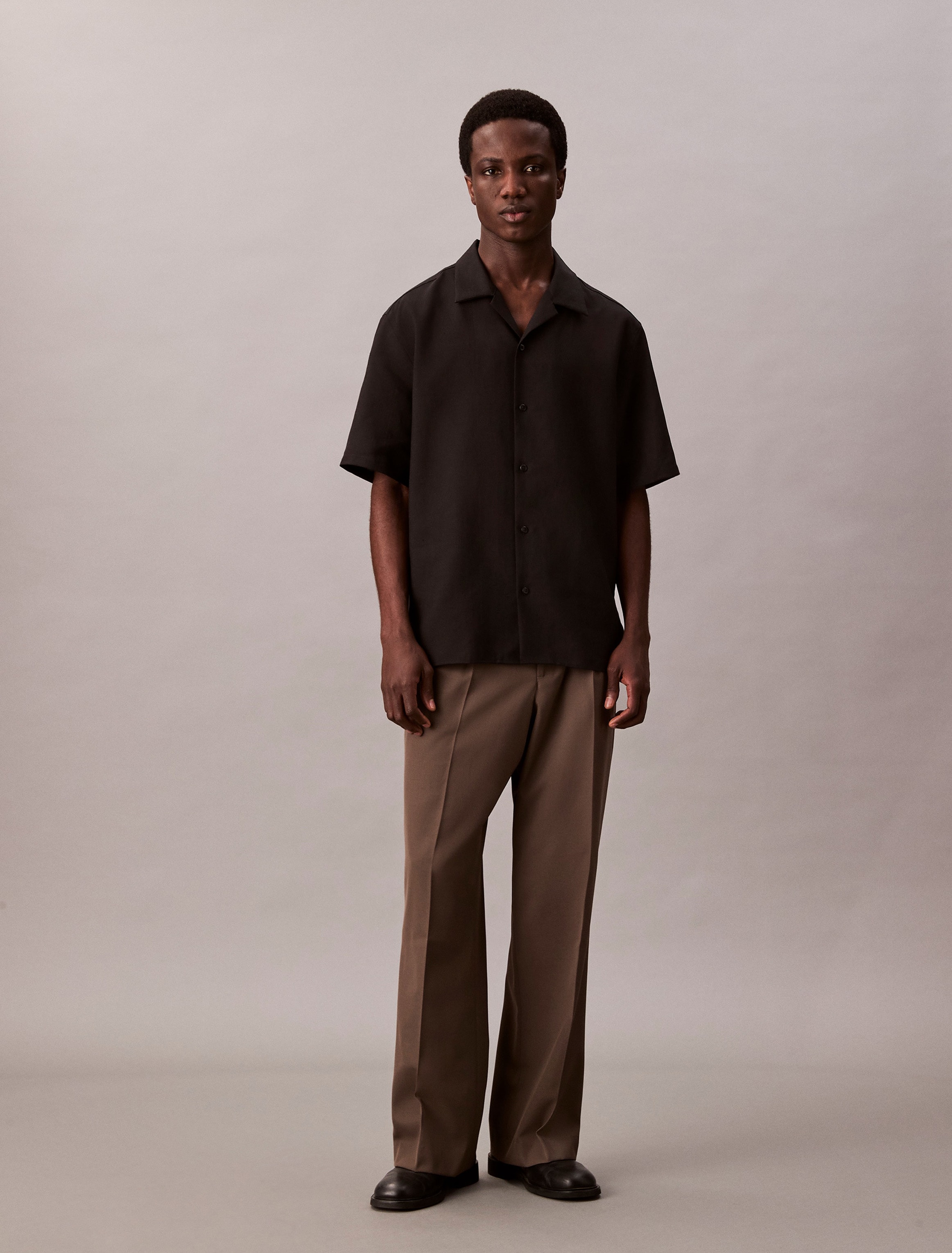 Calvin Klein Kurzarmhemd »SS TRVLR LNN CMP ESY«, Mit Rundhalsausschnitt