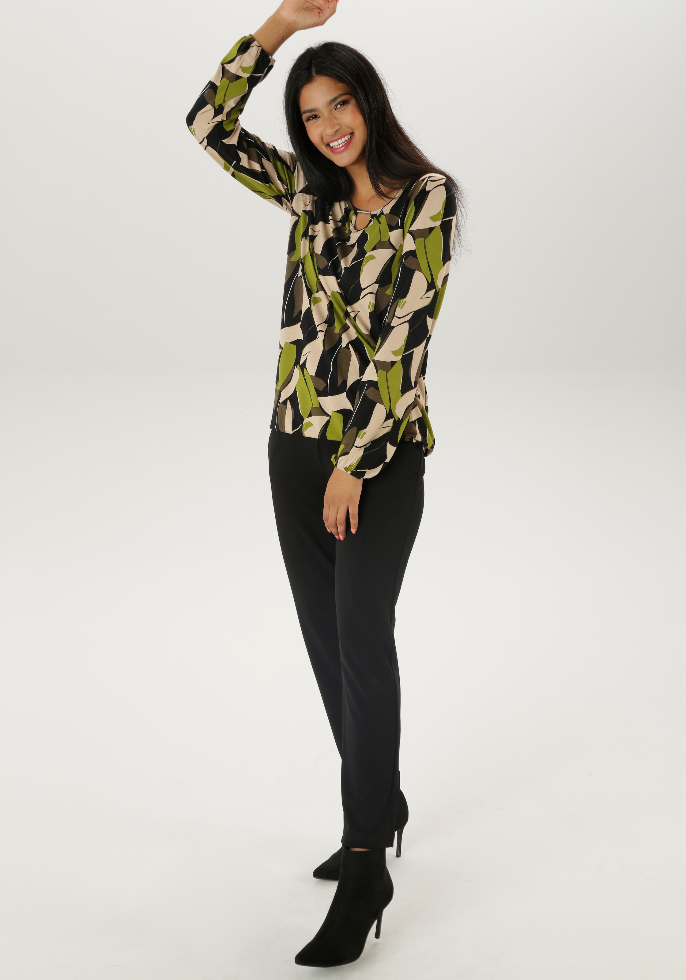 Aniston SELECTED Langarmshirt, mit Cut-out und phantasievollem Druck - NEUE KOLLEKTION