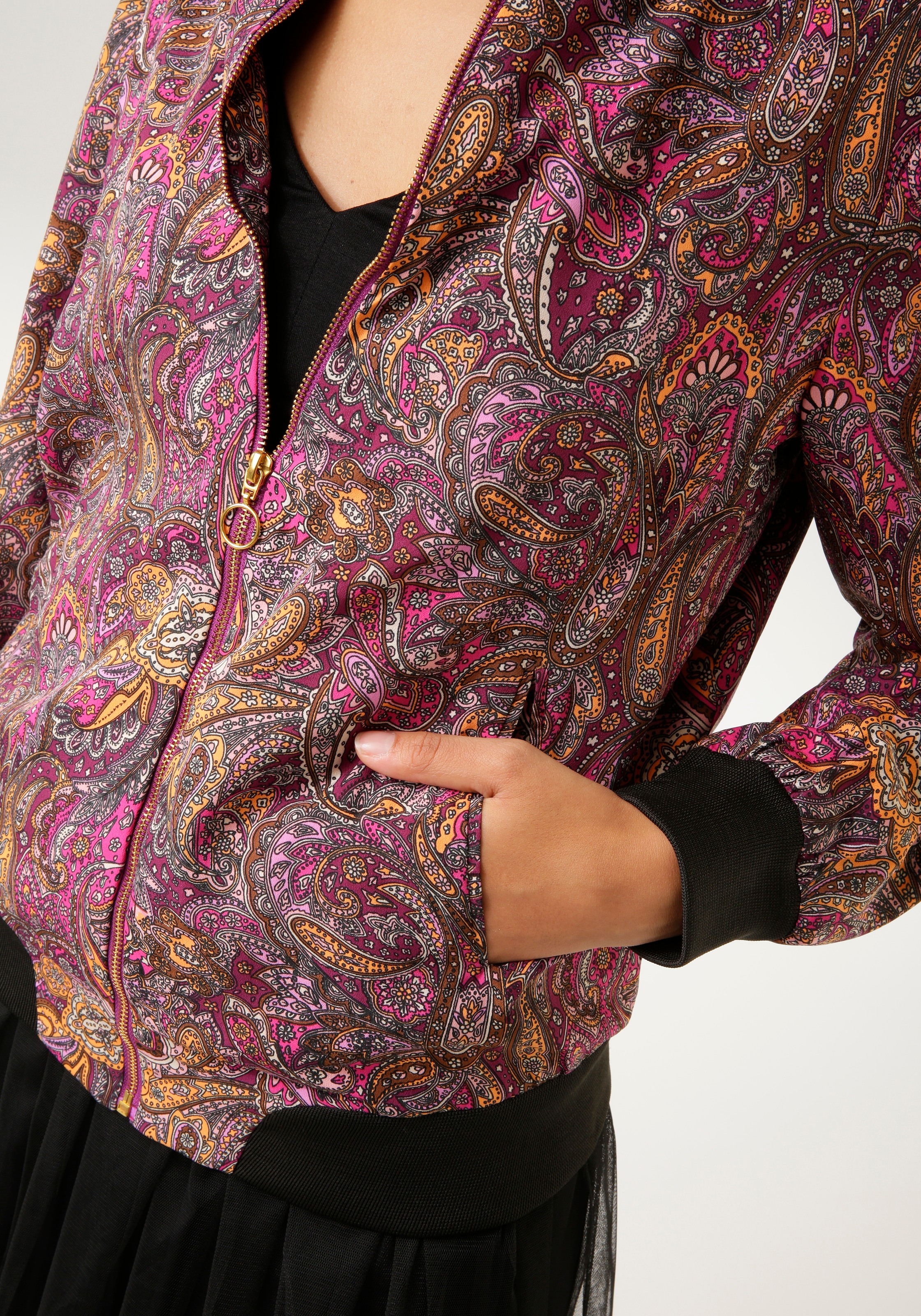 Aniston CASUAL Blouson, mit farbharmonischem, verspieltem Paisley-Muster - NEUE KOLLEKTION