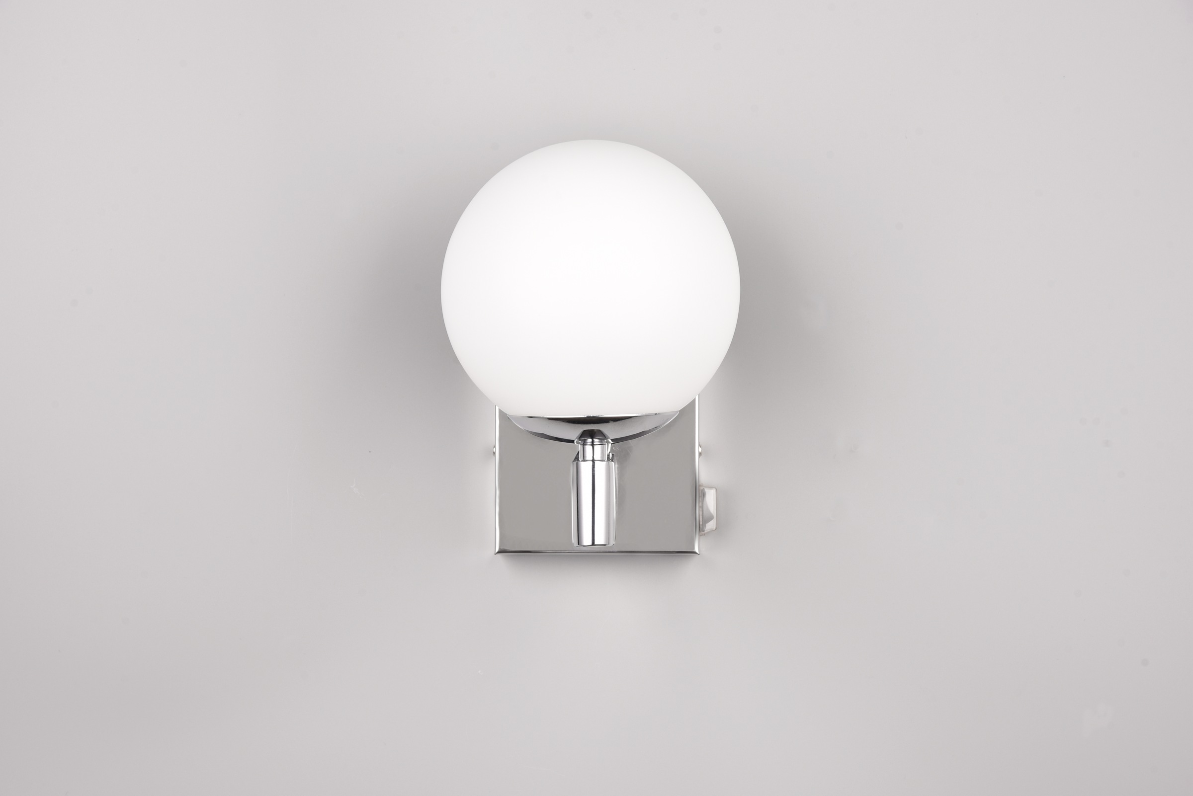 TRIO Leuchten Wandleuchte »KULA, Badezimmer Wandlampe, exkl. 1x E14 max 10W, mit Schalter, IP44«, 1 flammig, Leuchtmittel E14 | Leuchtmittel wechselbar, Badlampe, Badleuchte mit Glasschirm Ø 14cm, chromfarbig, Kippschalter