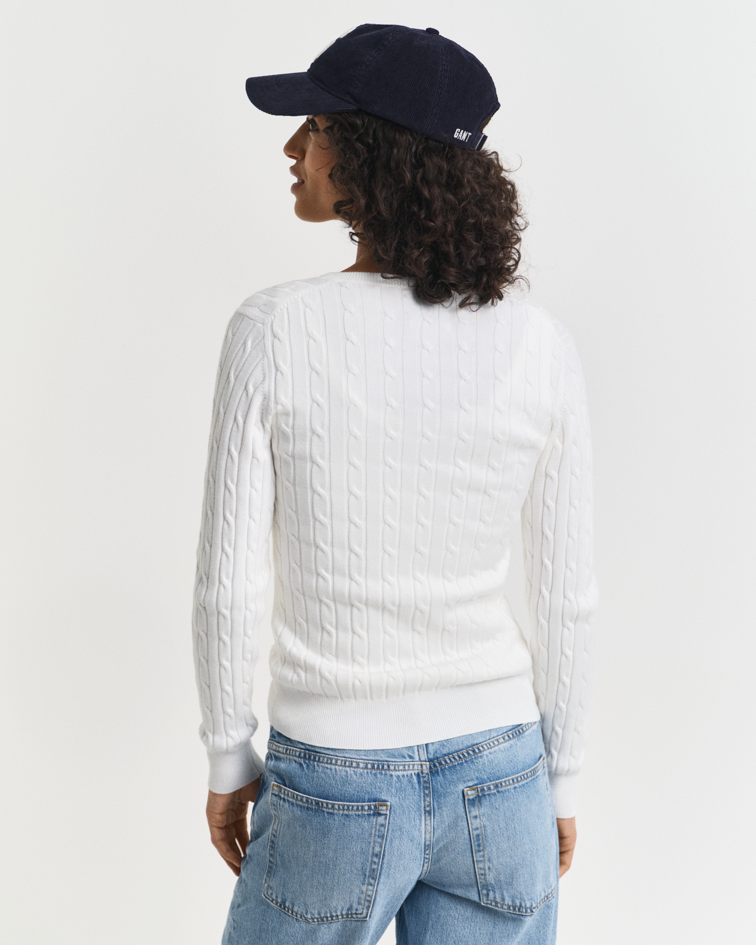 Gant Strickpullover »STRETCH COTTON CABLE V-NECK« mit Logostickerei auf der Brust