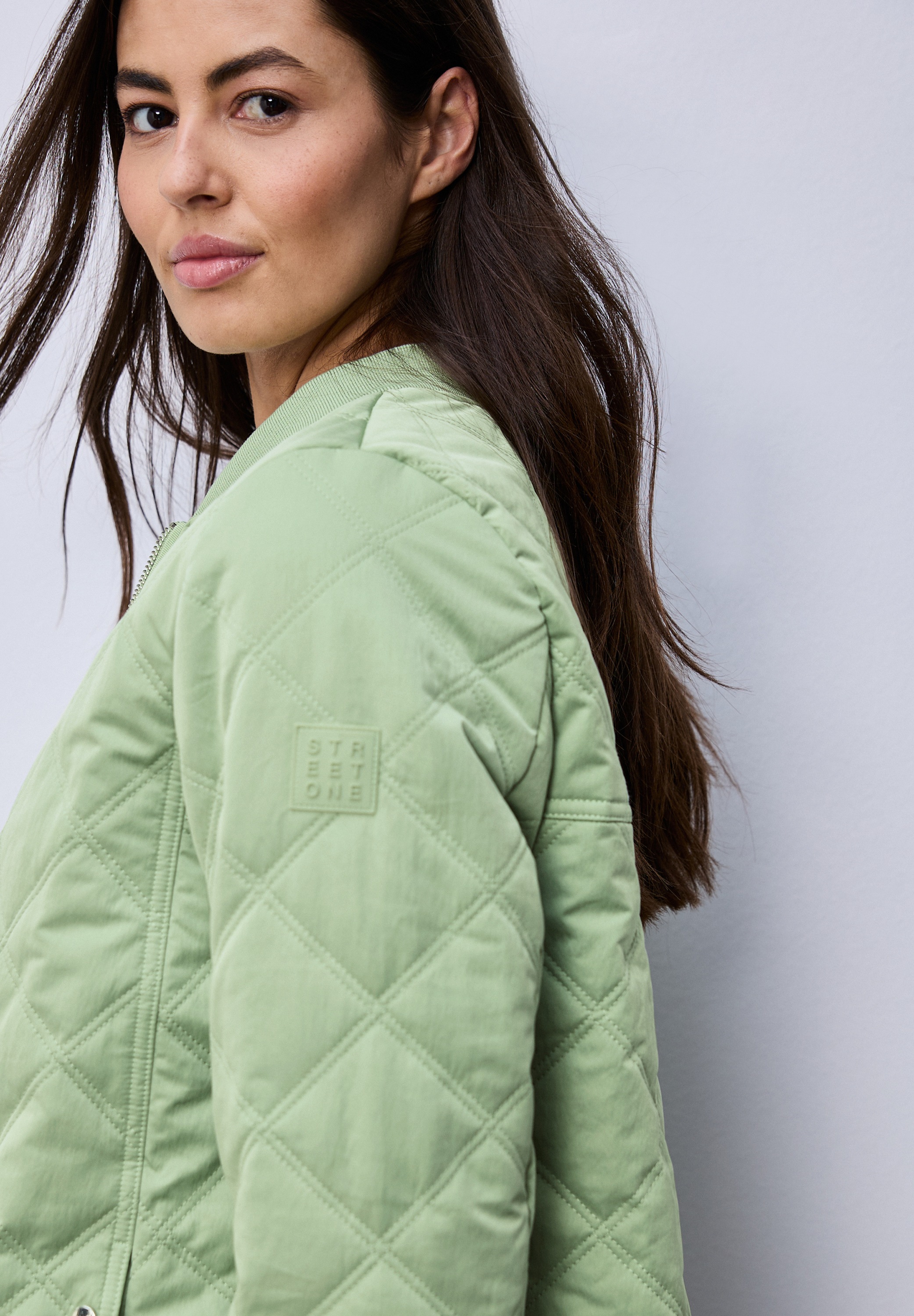 Steppjacke STREET ONE, Damen, Gr. 40, bright pistachio, Web, Obermaterial: 55% Polyester, 45% Polyamid. Futter: 100% Polyester. Wattierung: 100% Polyester (REPREVE), unifarben, klassisch hüftlang, Rundhals, Jacken Steppjacke, mit abnehmbarer Kapuze 6