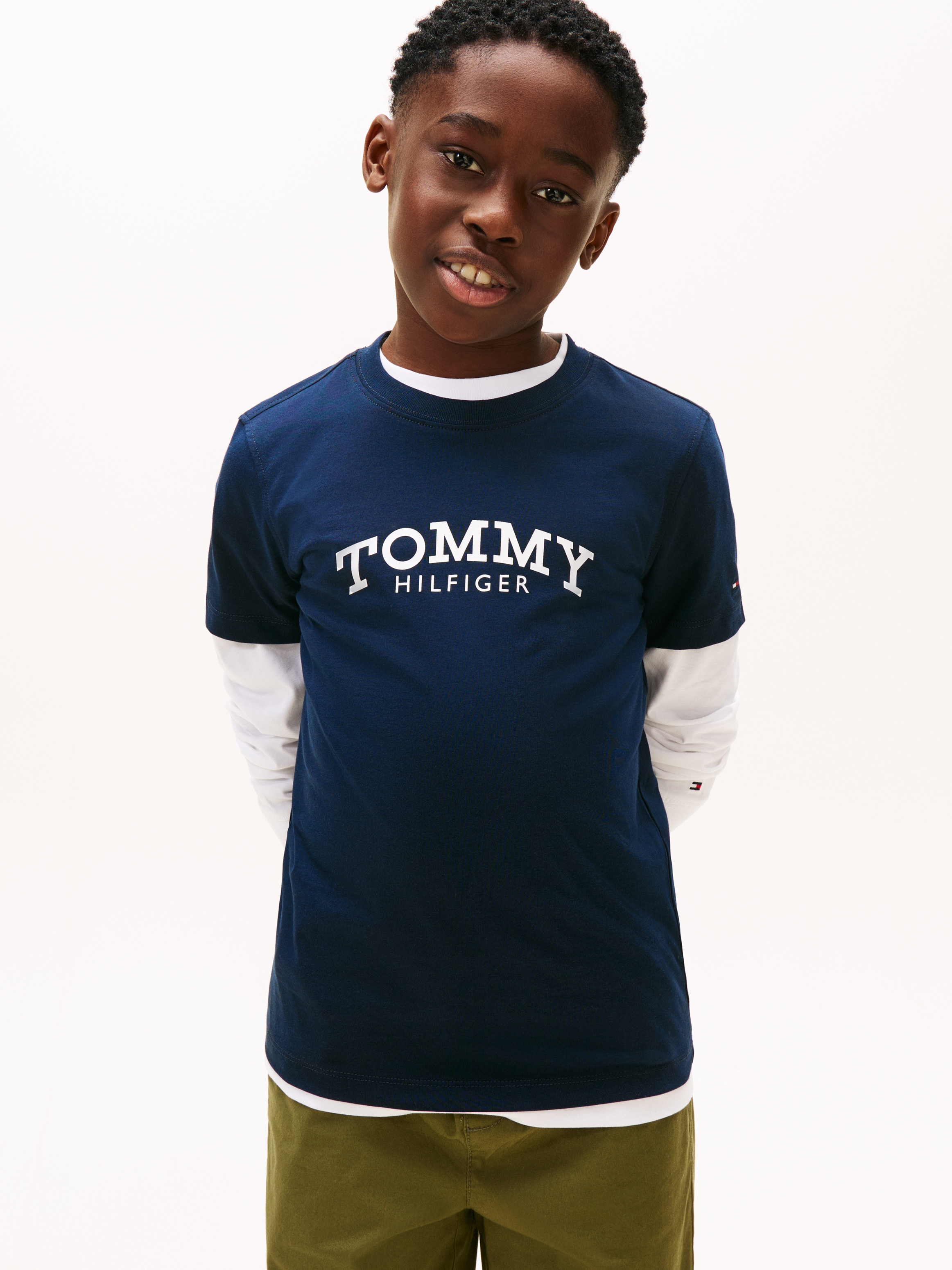 T-Shirt TOMMY HILFIGER, Jungen, Gr. 10 (140), schwarz night navy, Single Jersey, Obermaterial: 100% Baumwolle, unifarben, regular fit normal, Rundhals, eingesetzt abgesteppte Kante, Shirts T-Shirt, Regular fit, für Kinder bis 16 Jahre, Druck