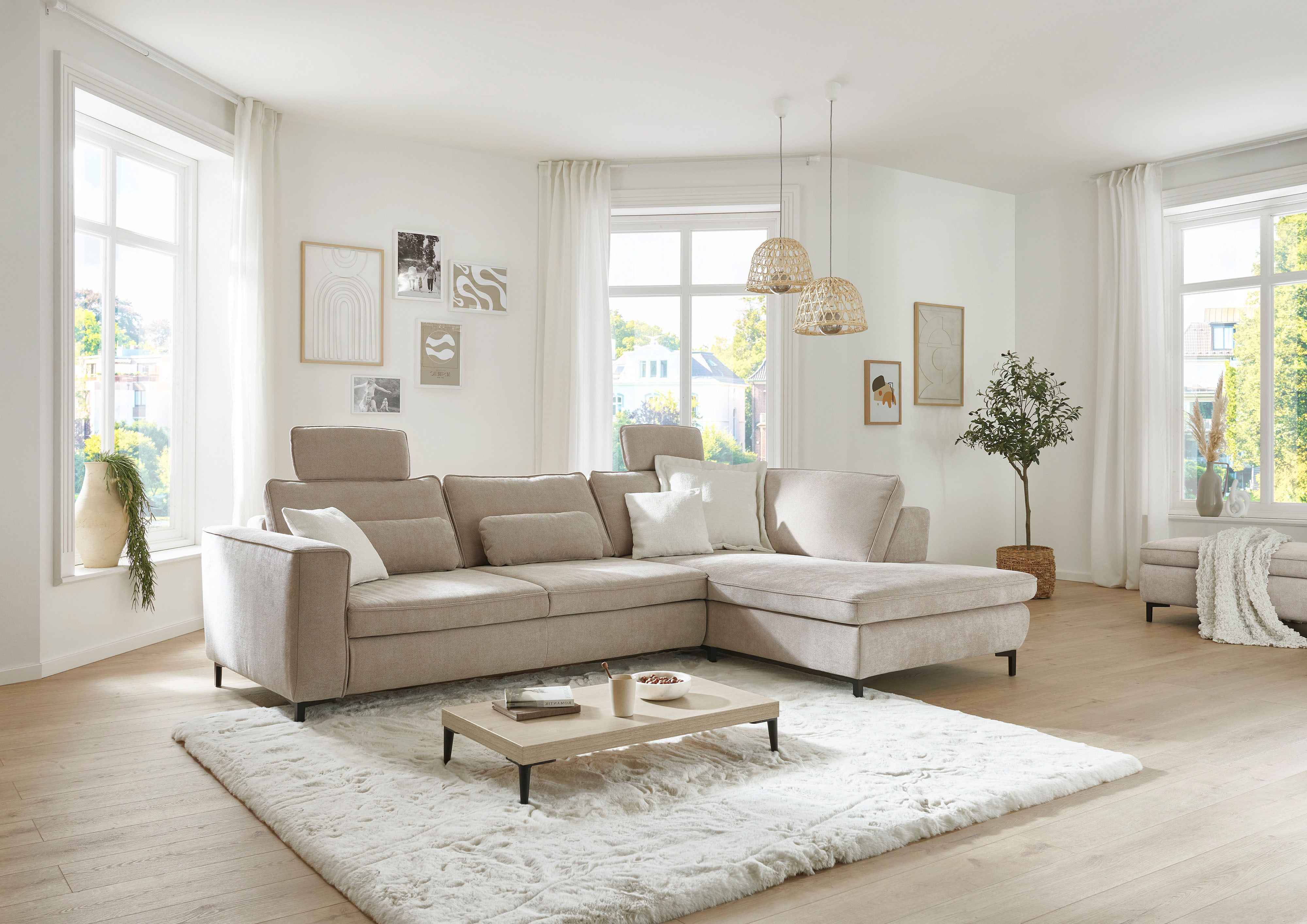 Die PlanBar Ecksofa "MP-IN24153, L-Form, Breite 289 cm" wahlweise mit Schlaffunktion und verstellbaren Kopfstützen