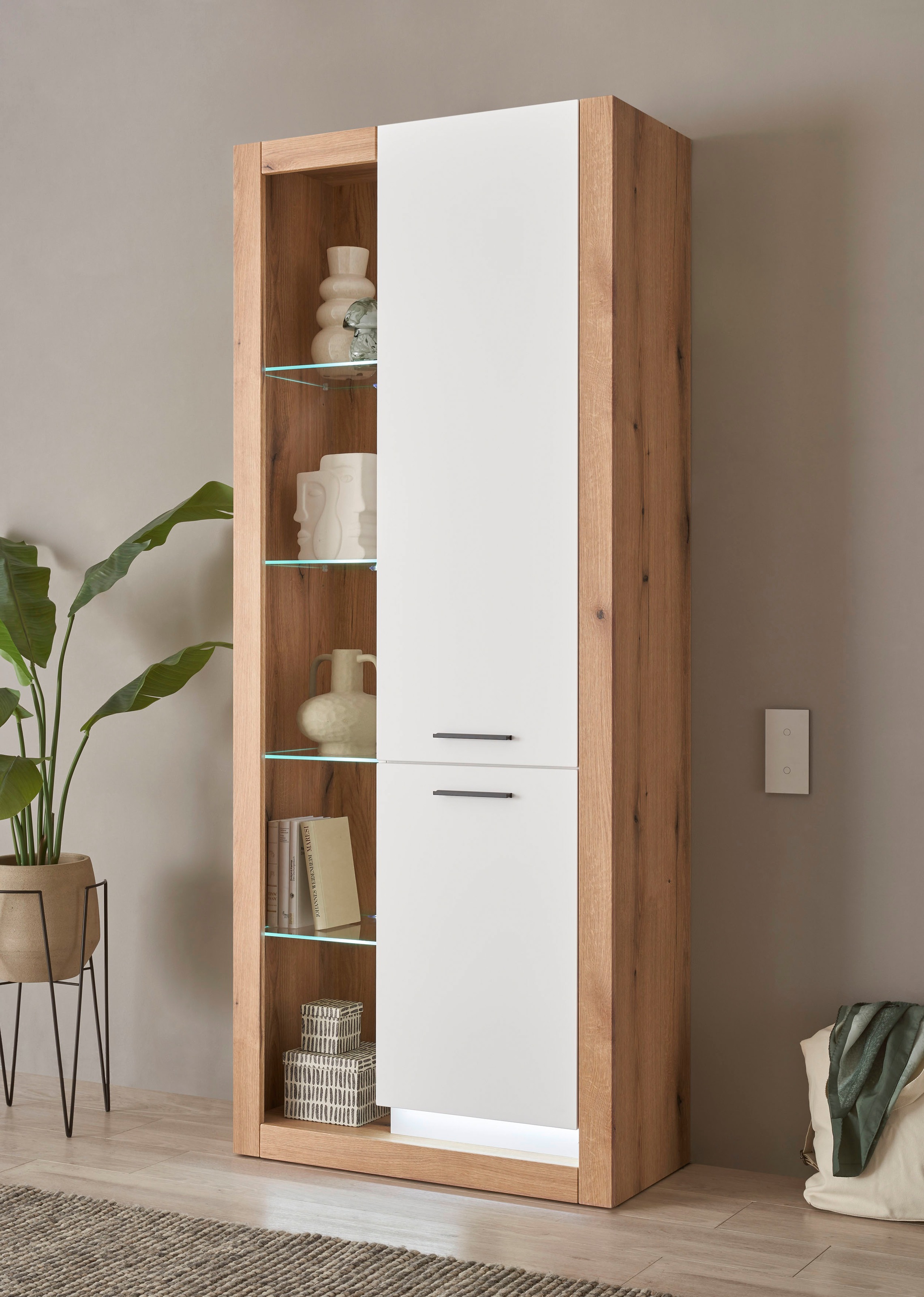 Thumbnail - Home affaire Vitrine "Brixen, Vitrinenschrank in Eiche Dekor, moderne Standvitrine" Metallgriffe, ausreichend Stauraum, ...