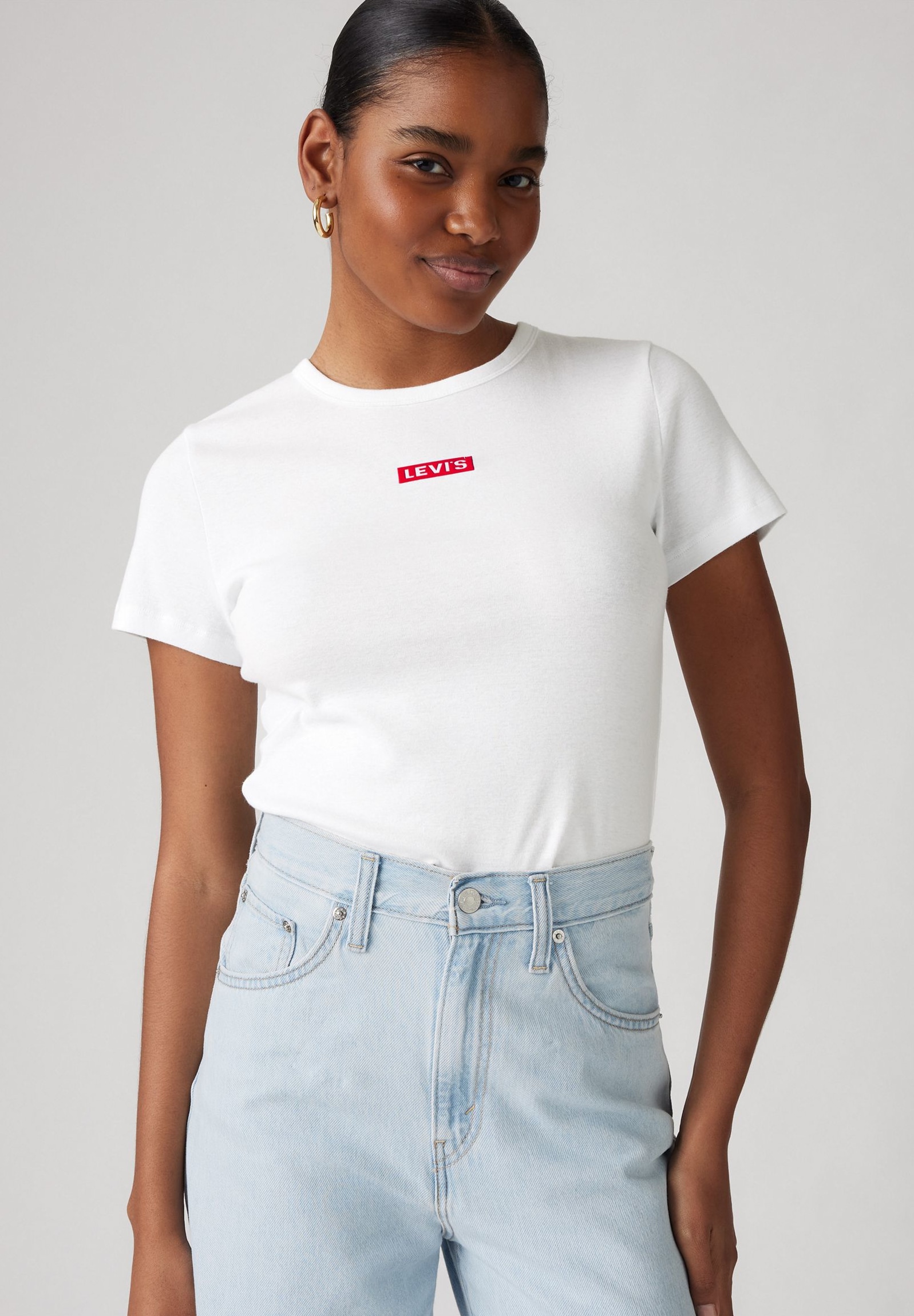 Levi's® T-Shirt »LSE GRAPHIC RICKIE«, Kontrastfarbene LEVI`S®- Applikation