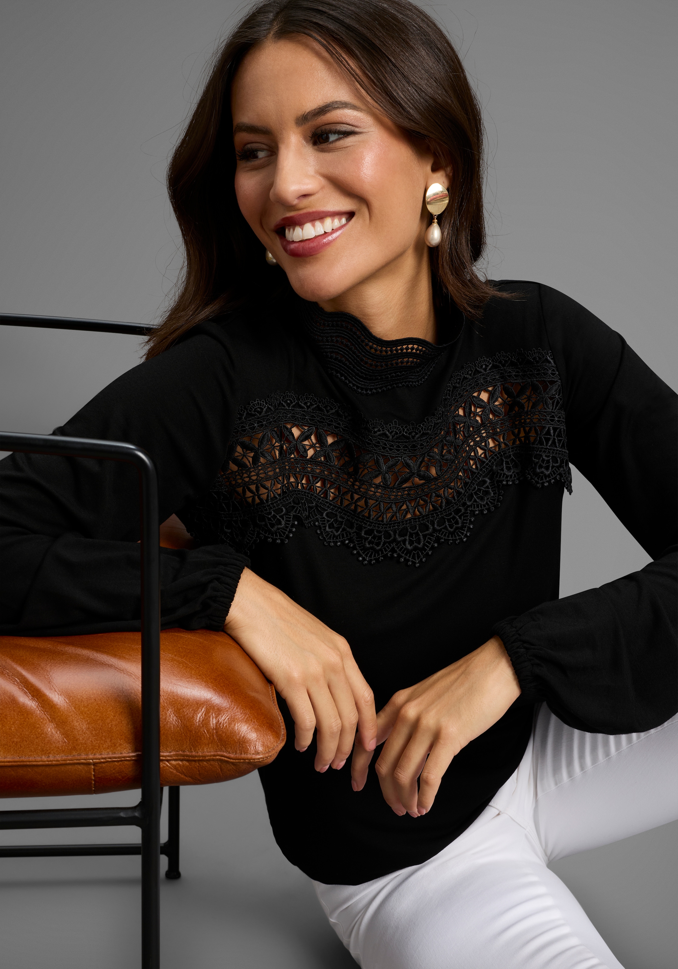 Laura Scott Longsleeve figurumspielend, mit Spitze