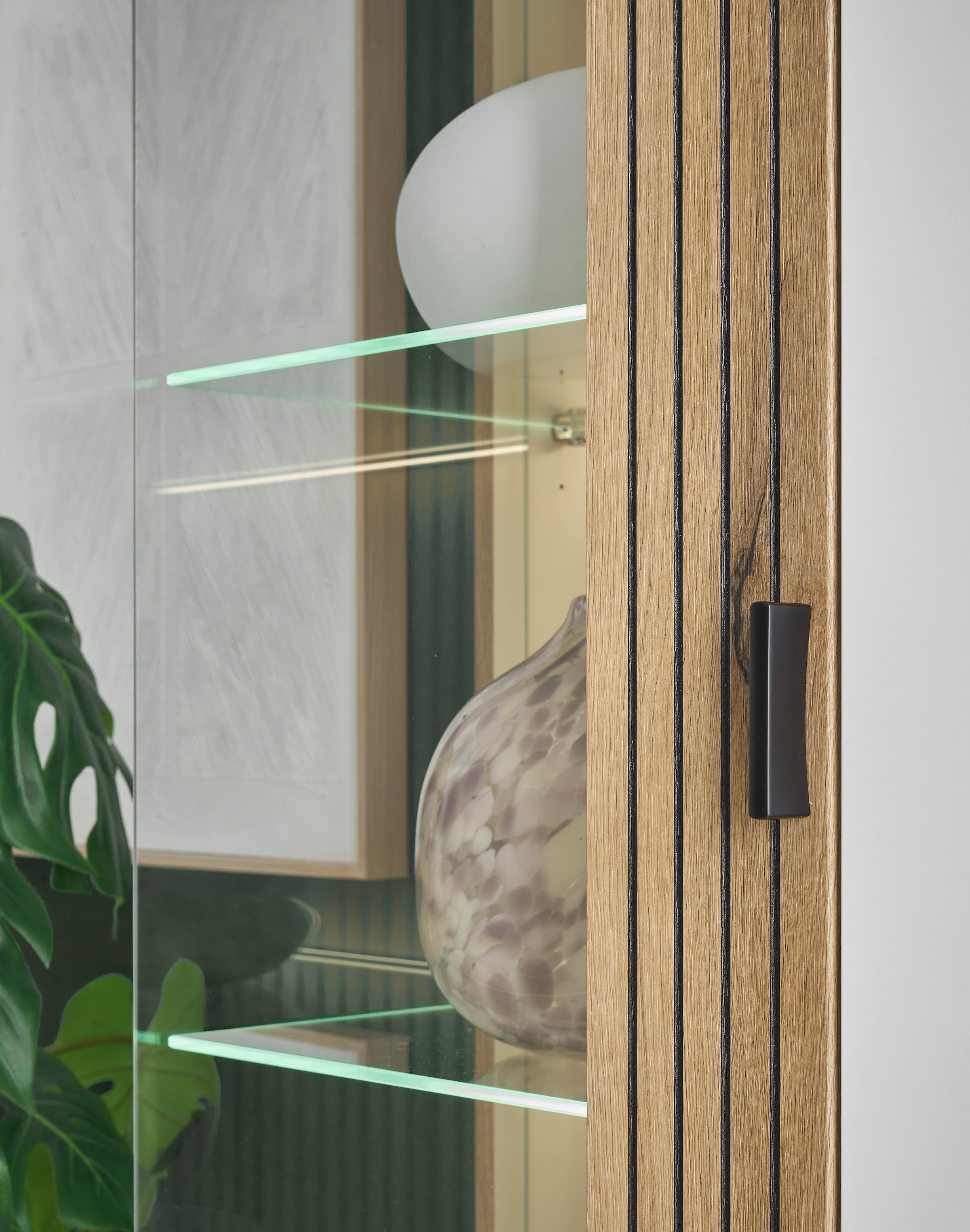 INOSIGN Vitrine »Hudson, Stauraumvitrine«, in moderner Trendfarbe, Griffe aus Metall (Schwarz), Höhe 180 cm