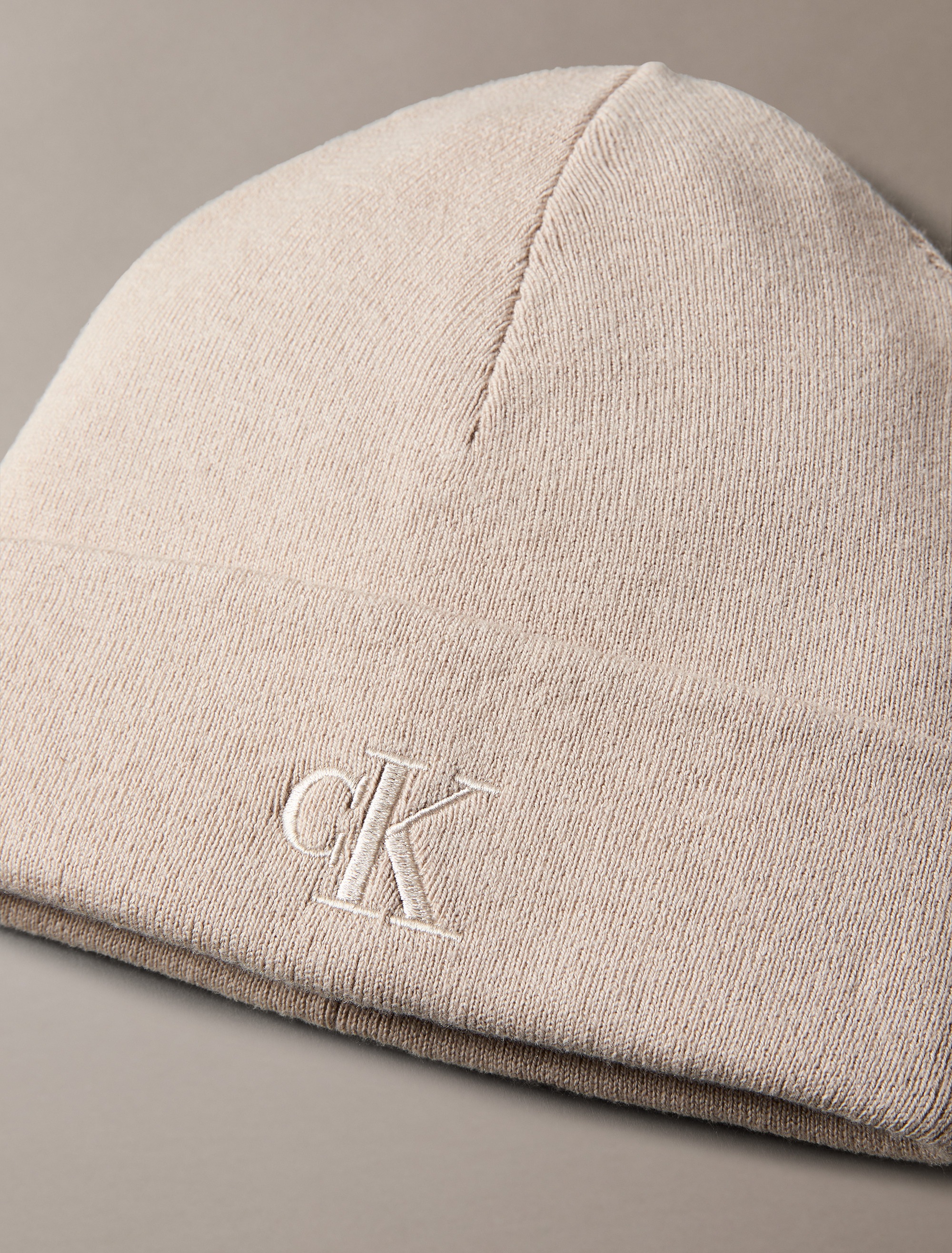 Calvin Klein Strickmütze »CK FINE RIB BEANIE«, mit Markenlogo
