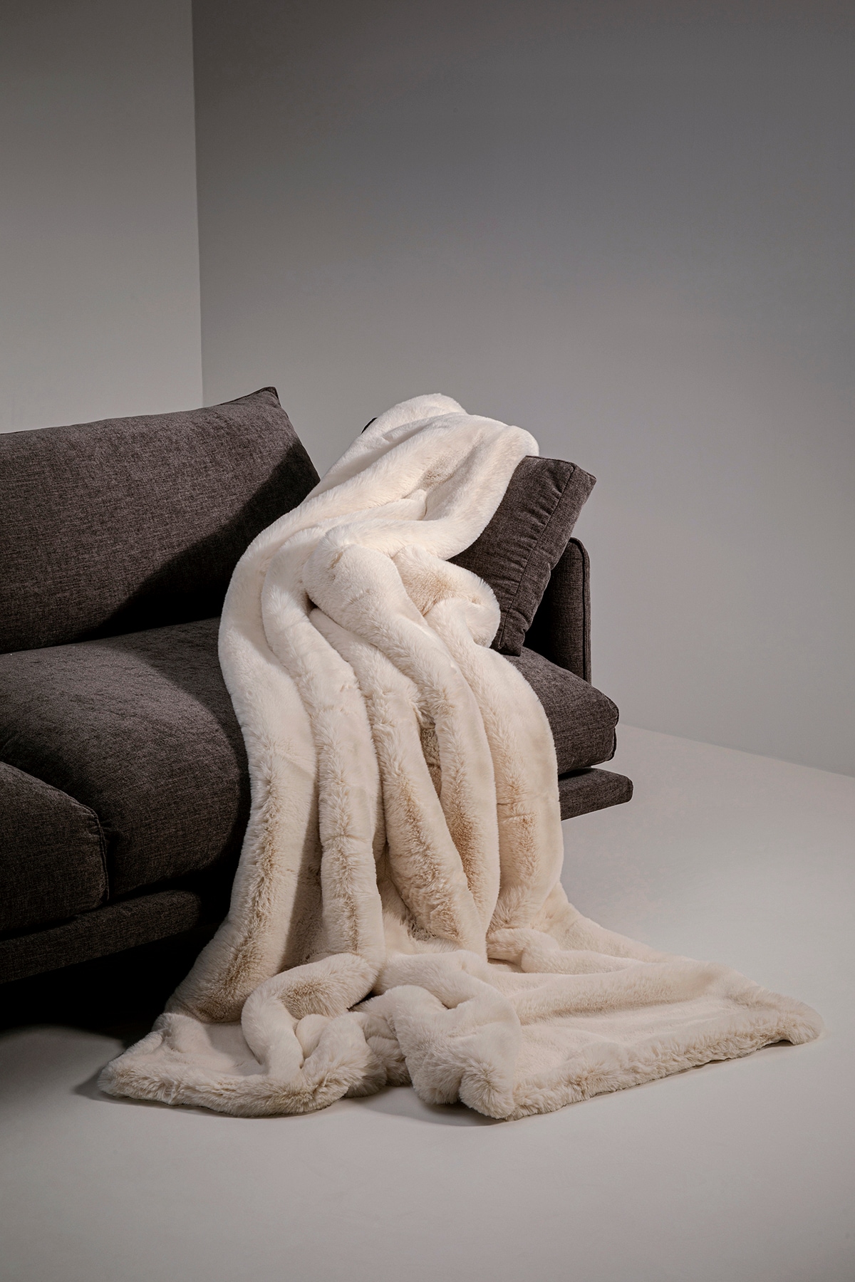 Kare Design Tagesdecke »Wohndecke Mika, Kunstfelldecke, 150x200 cm« flauschig und warm