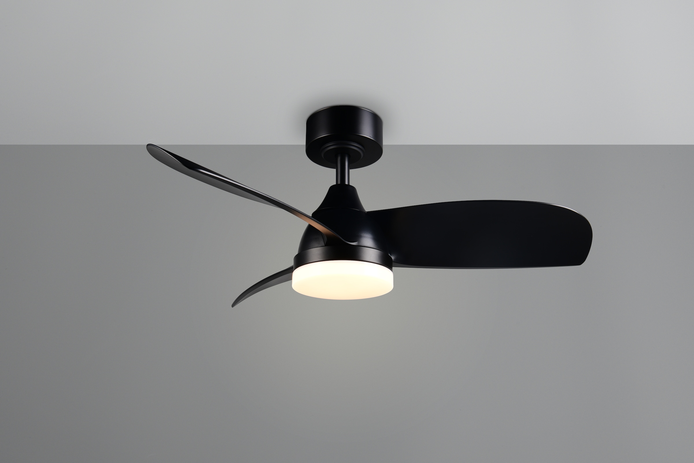 REALITY Leuchten LED Deckenleuchte »HELSINKI mit Ventilator, Deckenventilator mit Licht inkl Fernbedienung«, 1 flammig, Leuchtmittel LED-Board | LED fest integriert, 6 Geschwindigkeiten höhenverstellbar Vor-& Rücklauf dimmbar Nachtlicht