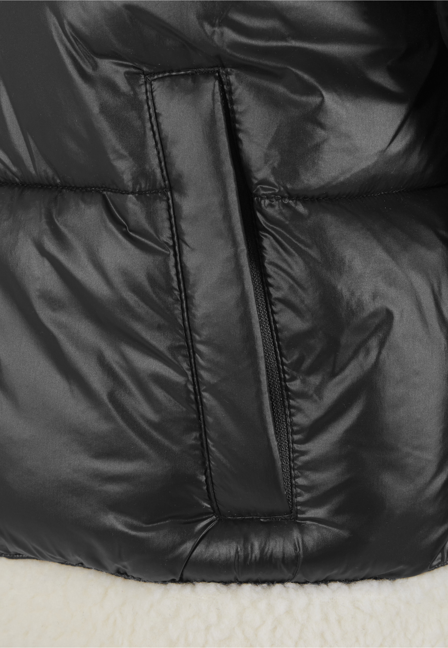 URBAN CLASSICS Allwetterjacke »Urban Classics Ladies Recycled Shiny Puffer Sherpa Jacket« 1 Stk. tlg. ohne Kapuze