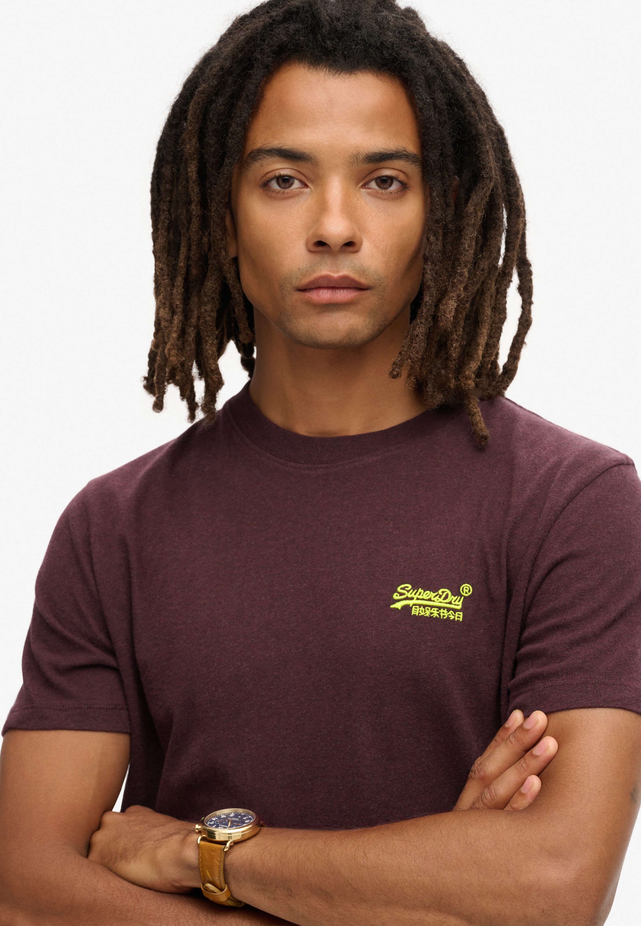 Superdry Rundhalsshirt »ESSENTIAL LOGO EMB TEE« aus Baumwolle und Single Jersey, Slim Fit, Kurzarm, hüftlang
